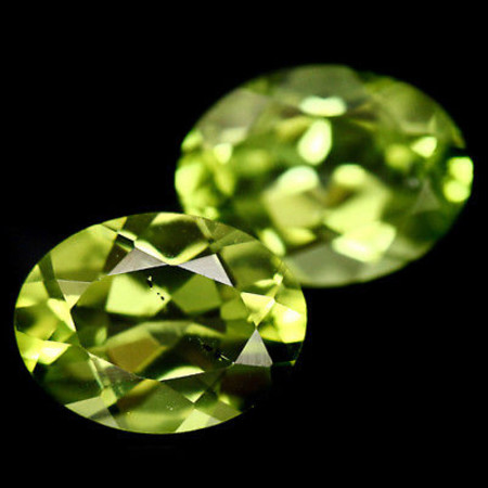 พลอยเพอริดอท (Peridot) 2.65 กะรัต 2 ชิ้น