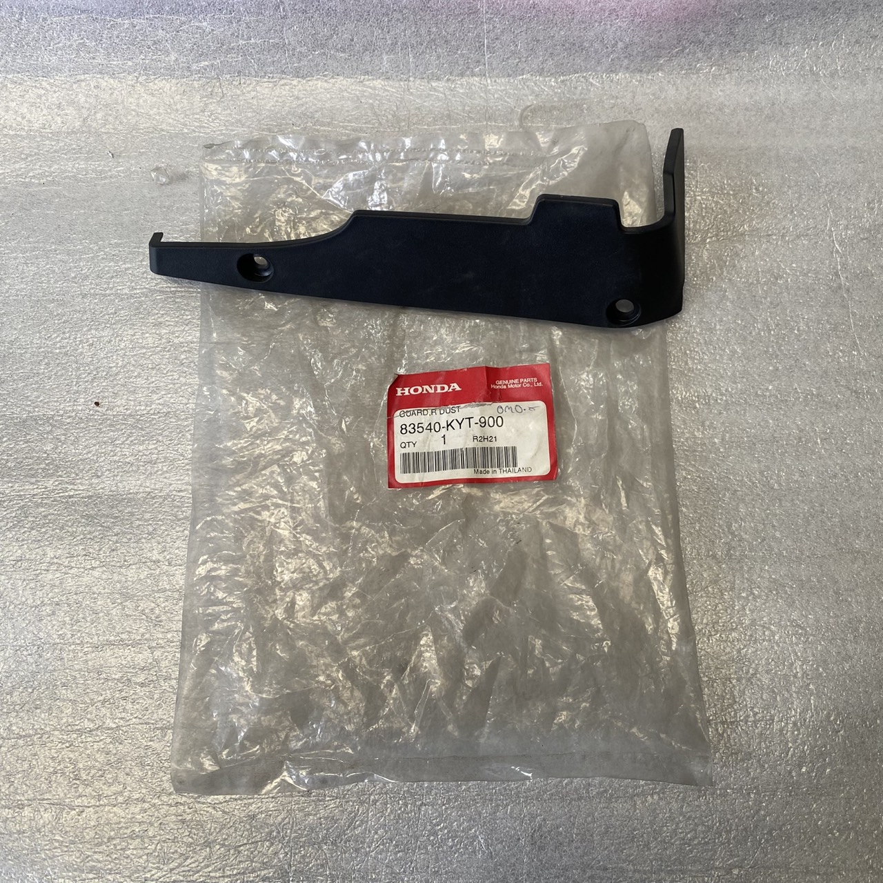 83540-KYT-900 แผ่นปิดกันฝุ่นด้านขวา SCOOPY-i 2010 อะไหล่แท้ HONDA