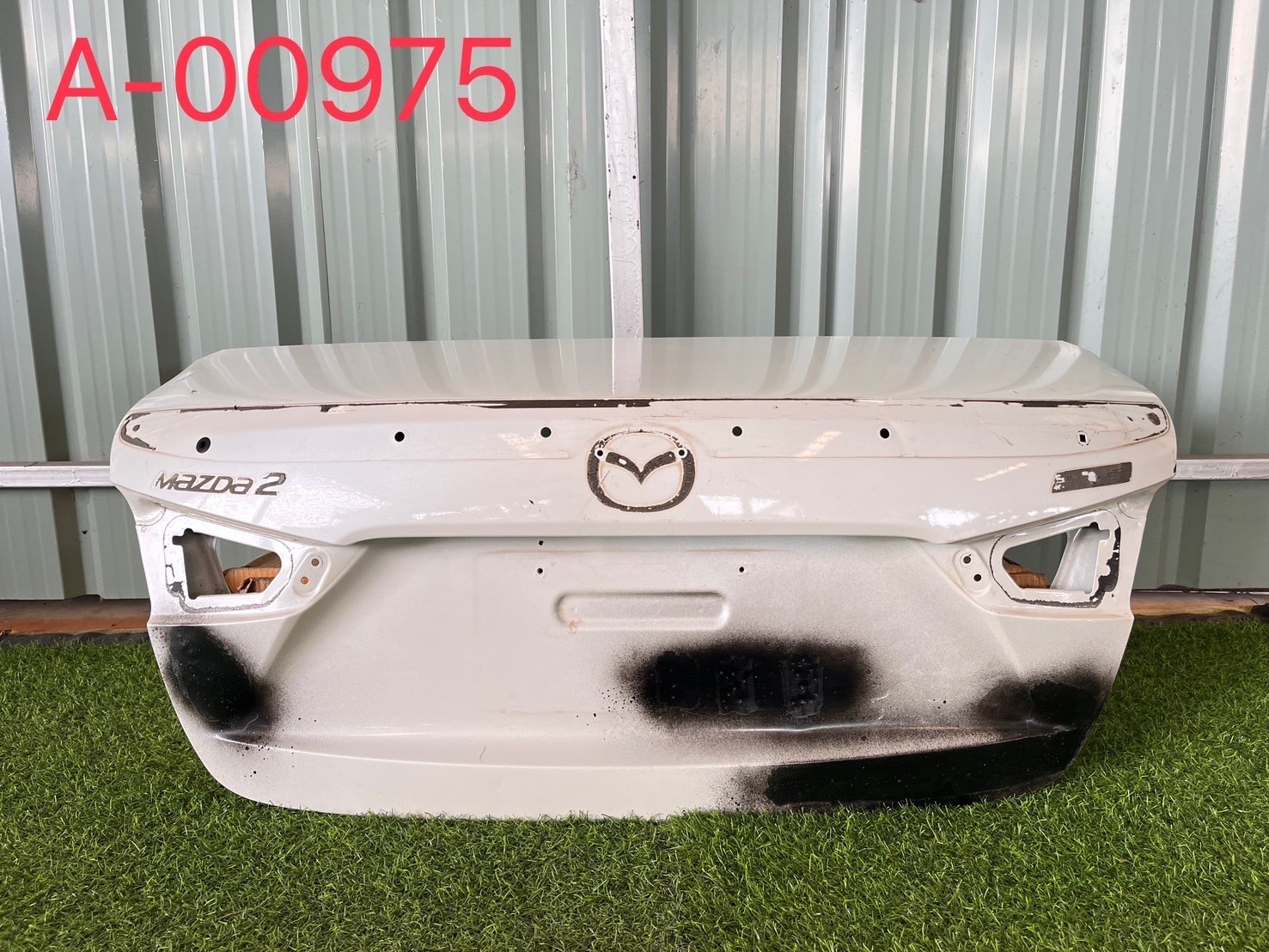 ฝาปิดท้าย Mazda 2 Skyactiv แท้ถอดบิ้ว