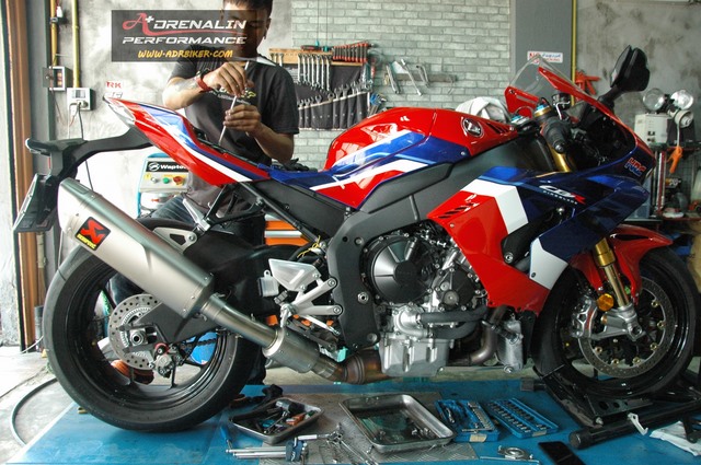 Akrapovic Slip-On WSBK trackday สำหรับ CBR1000RR-R 2021+ (For Exhibition only)