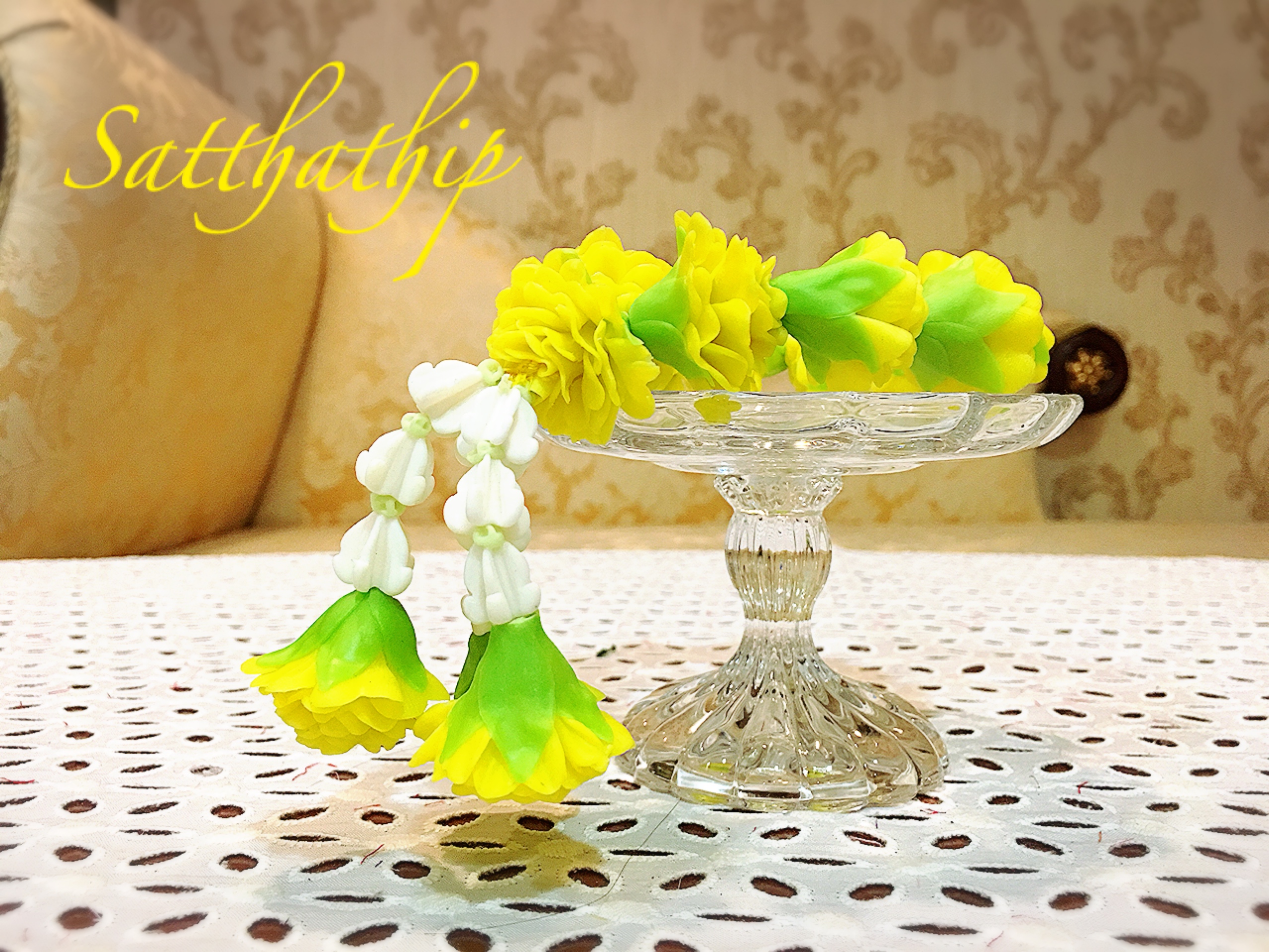 ชุดพวงมาลัยดอกดาวเรือง ประดิษฐ์จากดิน พร้อมพานแก้ว - Marigold garland - Marigold mala