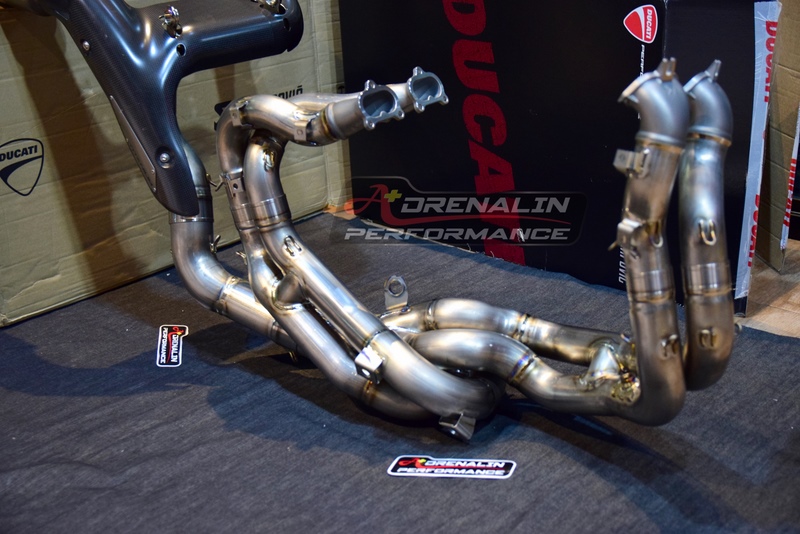 ท่อฟูล Akrapovic แบบปลายคู่ ออกบนสำหรับ V4 2022+ (For Exhibition only)