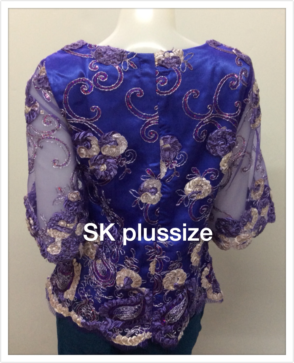 เสื้อลูกไม้บุหงา คอปาด แขน 3 ส่วน สีม่วง รอบอก 36 นิ้ว