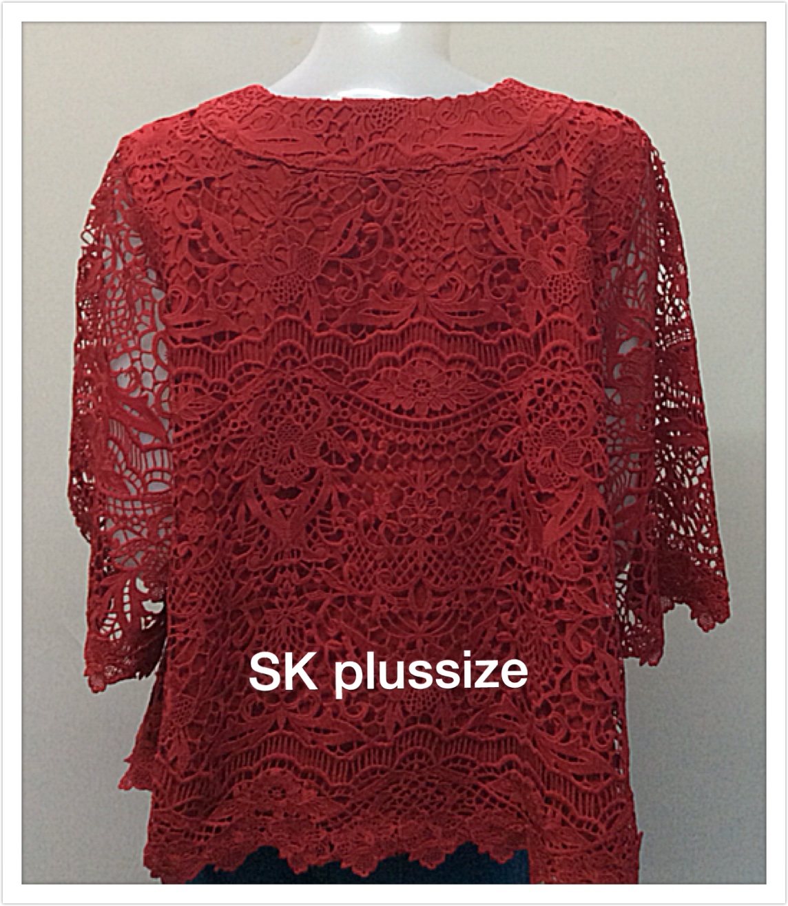เสื้อลูกไม้ทรงเอ สีแดง คอปาด แขนบาน 3 ส่วน รอบอก 52 นิ้ว