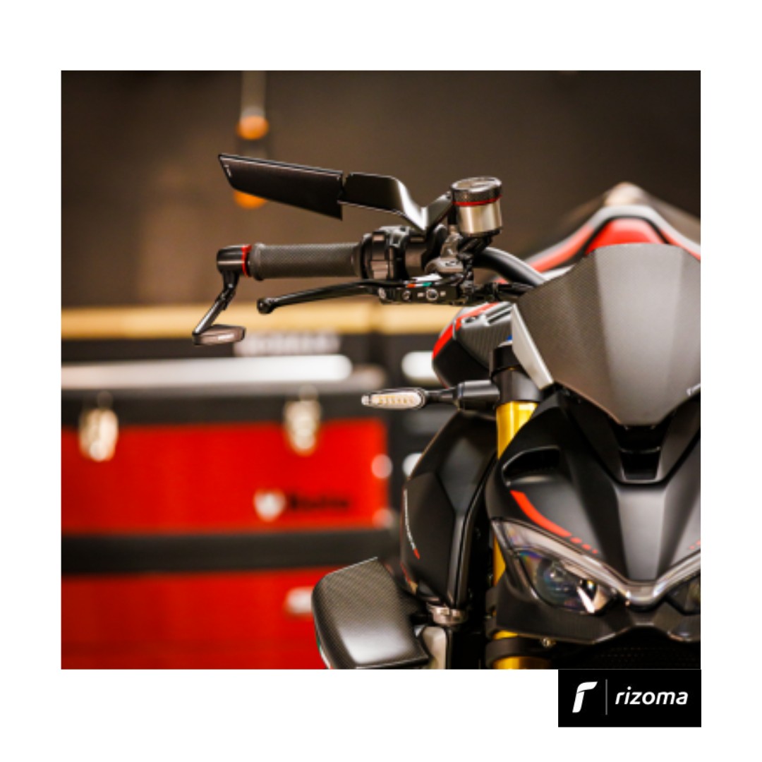 กระจกข้าง Rizoma รุ่น stealth สำหรับ STF V4 ทำหน้าที่เป็นเหมือนสปอยเลอร์ สร้างแรงกด downforce