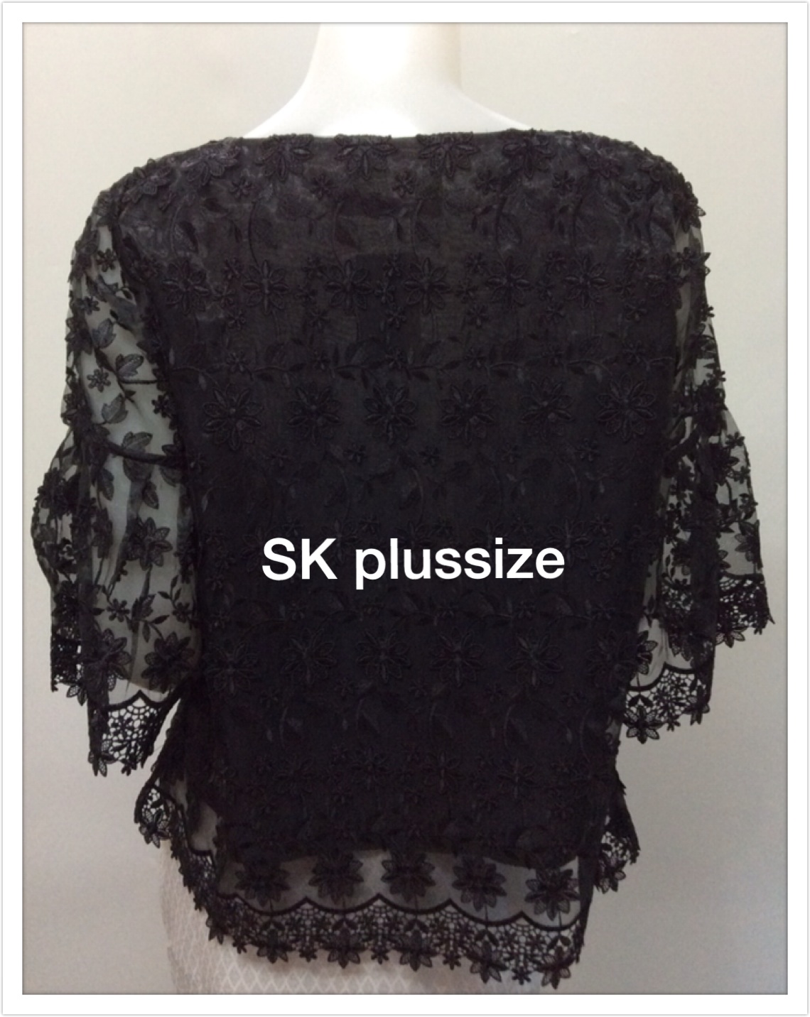 เสื้อผ้าแก้วดอกลอย สีดำ คอปาด แขนพุ่ม รอบอก 42 นิ้ว