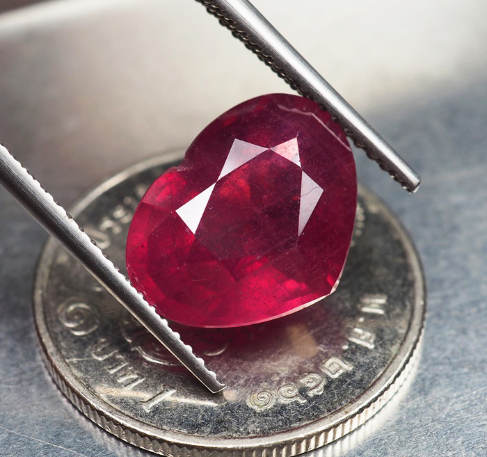 พลอยทับทิม (Ruby) 6.50 กะรัตสีชมพูอมแดง