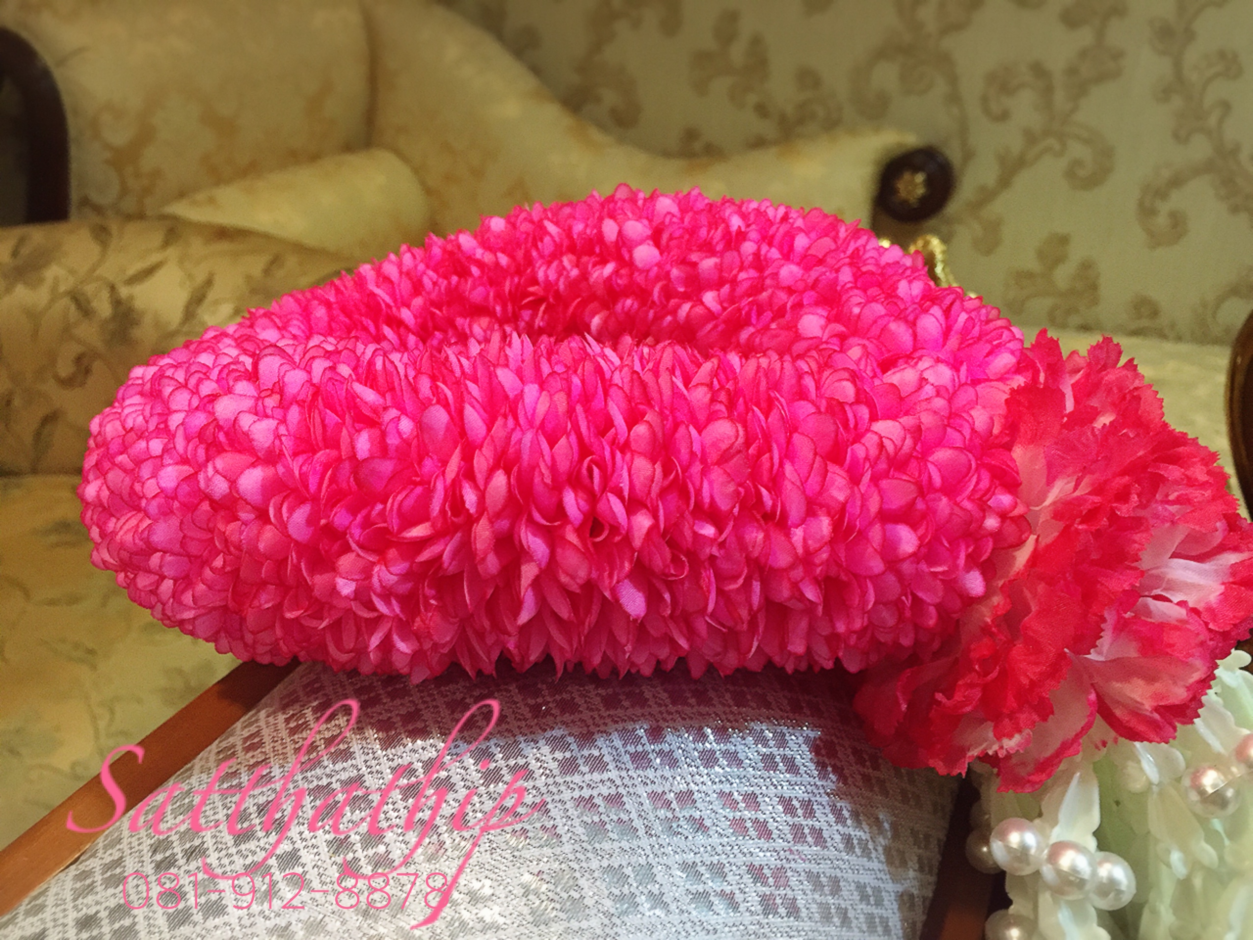 พวงมาลัยผ้า ดอกมัม (ร้อยด้วยกลีบ) สีชมพูบานเย็น - พวงมาลัยผ้า - Fabric garland