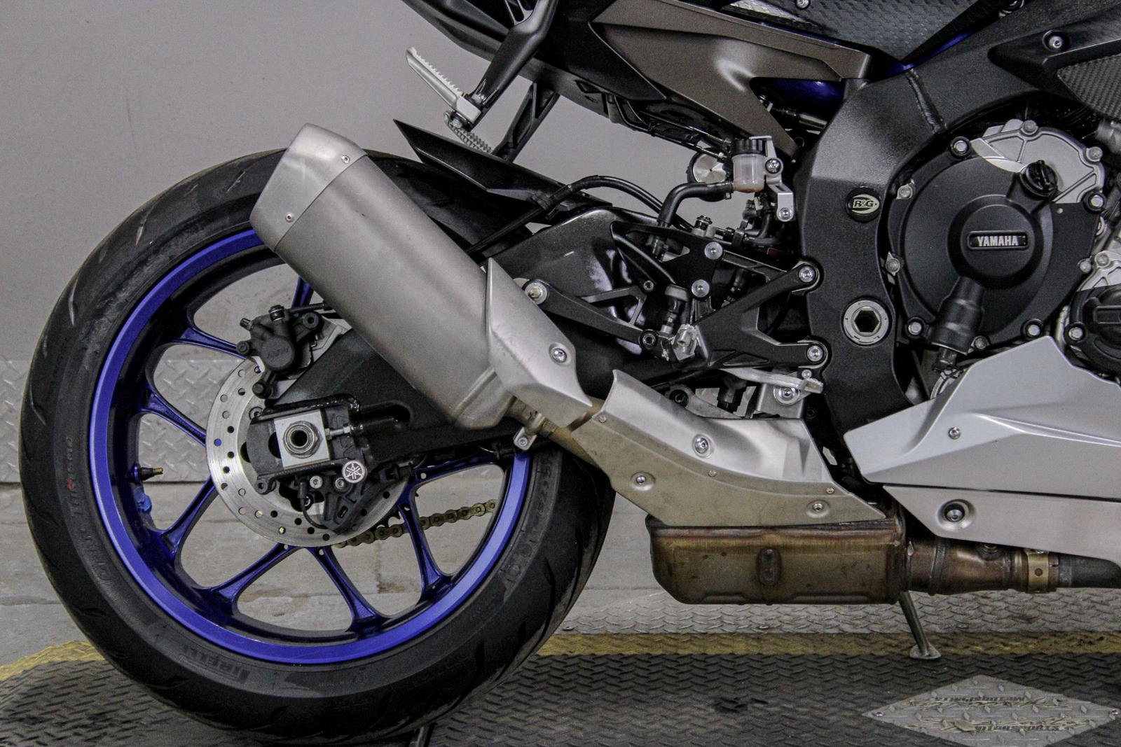 ผ้าเบรคหลัง brembo สำหรับปั๊มเดิม Nissin ผ้าเบรคเกรด sinter สีแดง สำหรับ R1 2007-2025