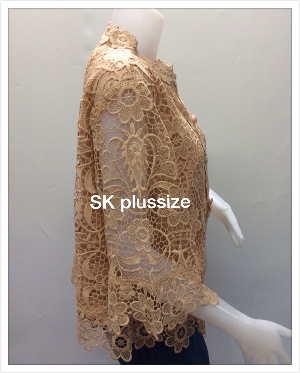 เสื้อลูกไม้คอตั้ง สีทอง แขน 3 ส่วน รอบอก 48 นิ้ว