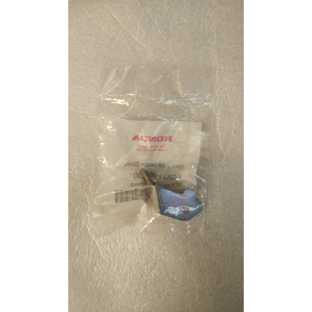 64262-KPP-T00 ขายึดฝาครอบตัวในด้านหน้าซ้าย CBR150R 2011-2017 , CBR250R 2011-2013 อะไหล่แท้ HONDA