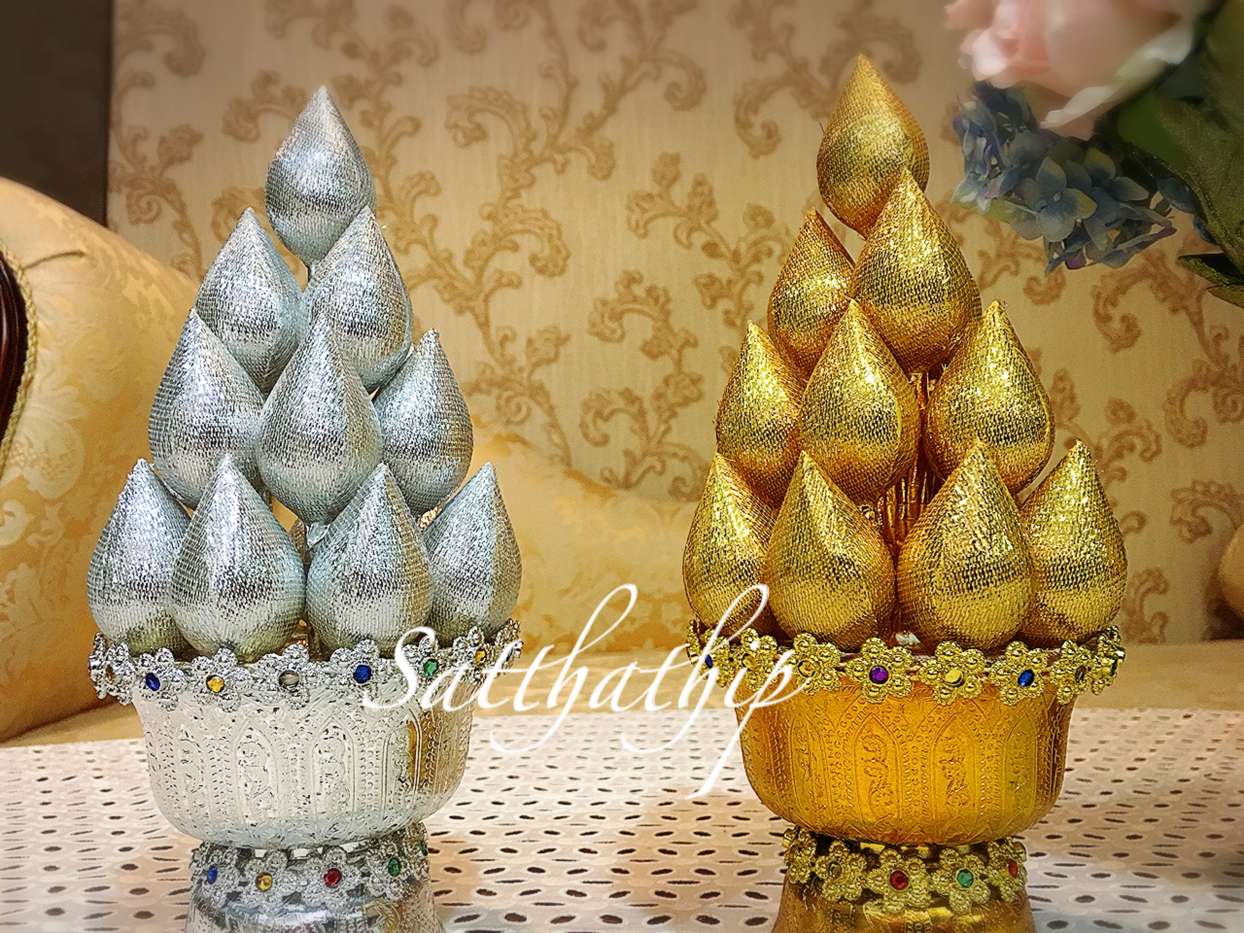 พานพุ่มดอกบัวเงินทอง