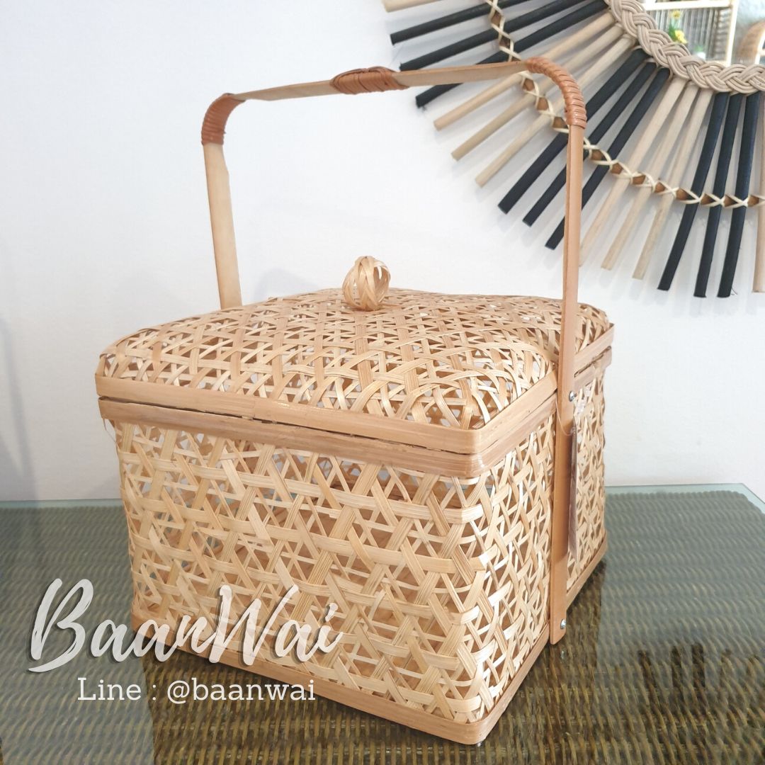 ปิ่นโตไม้ไผ่ ลายดาวล้อมเดือน ทรงเหลี่ยม ขนาด 10*10 นิ้ว