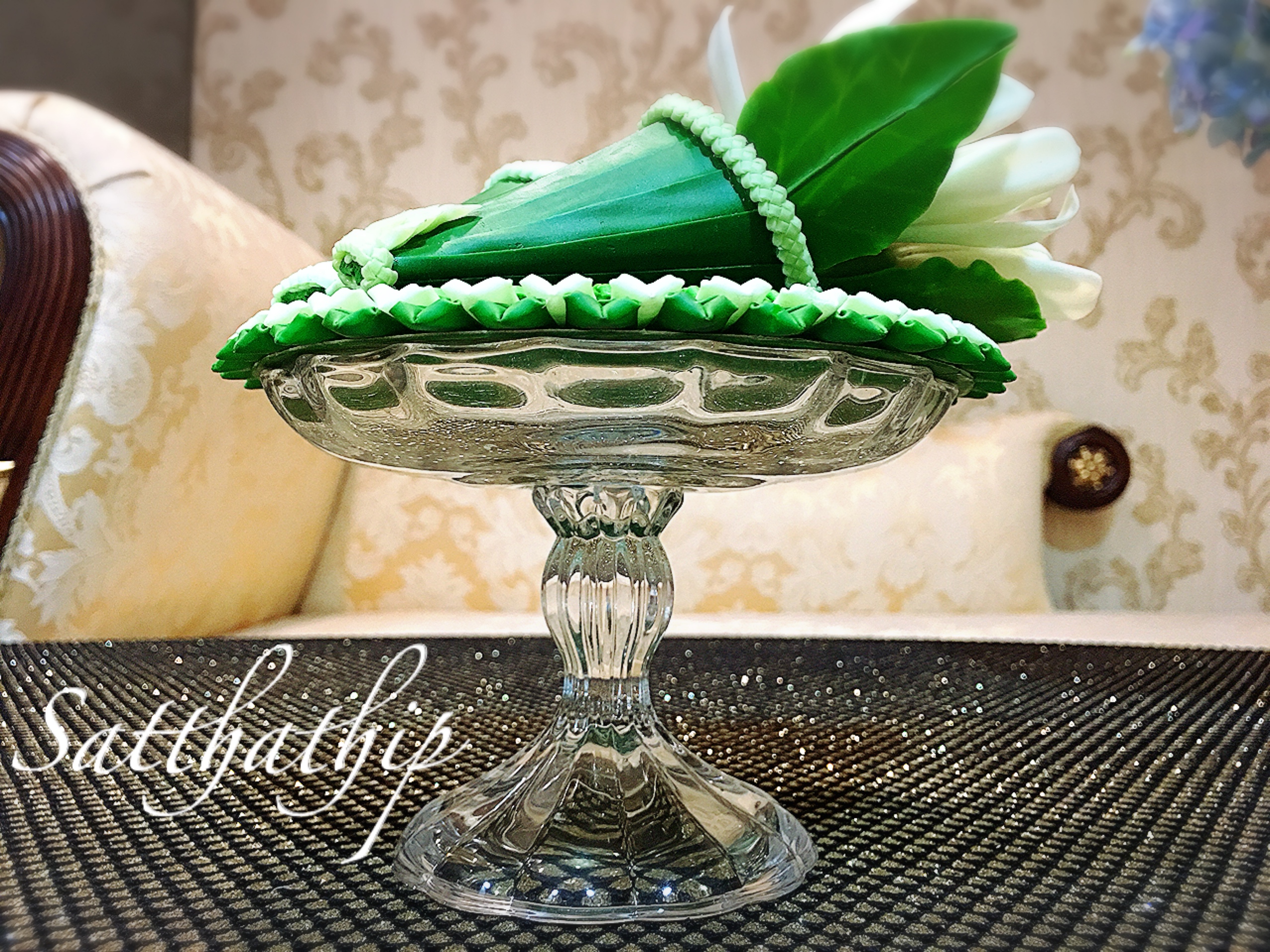 ชุดกรวยเชี่ยนหมากพลู บุหรี่ ดอกไม้ บนถาดใบตอง ประดิษฐ์จากดิน พร้อมพานแก้ว - Betel