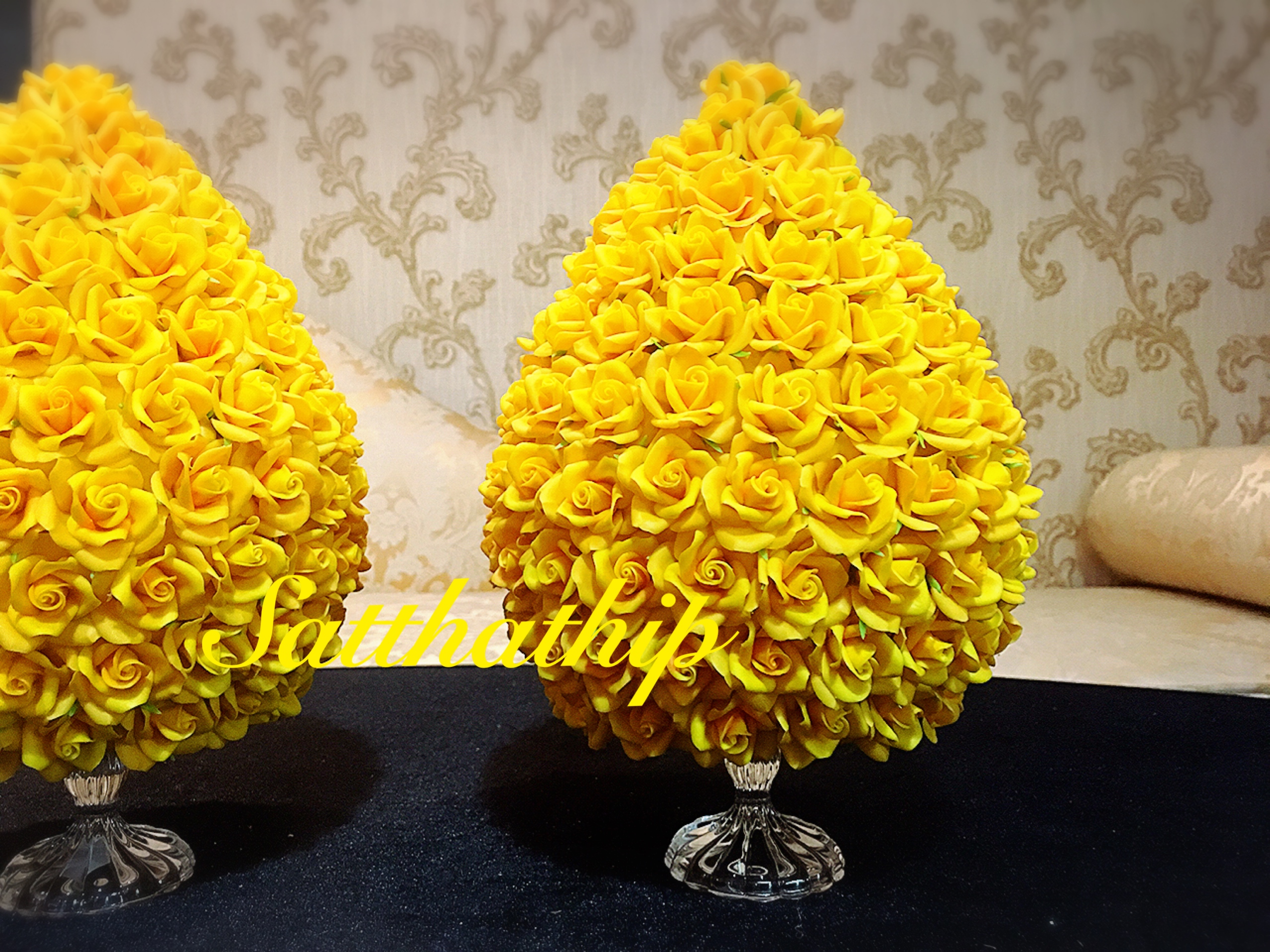 พานพุ่มดอกกุหลาบ ประดิษฐ์จากดิน ***ไม่ใส่ใบ [7.5 นิ้ว 4,600 บาท/คู่]