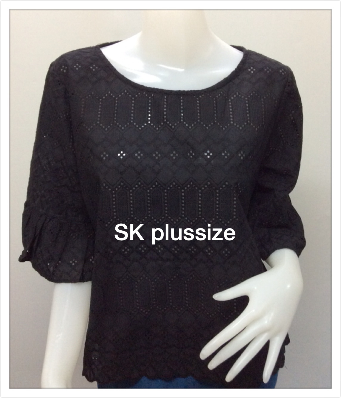 เสื้อคอตตอนฉลุ สีดำ คอปาด แขนต่อระบาย รอบอก 46 นิ้ว