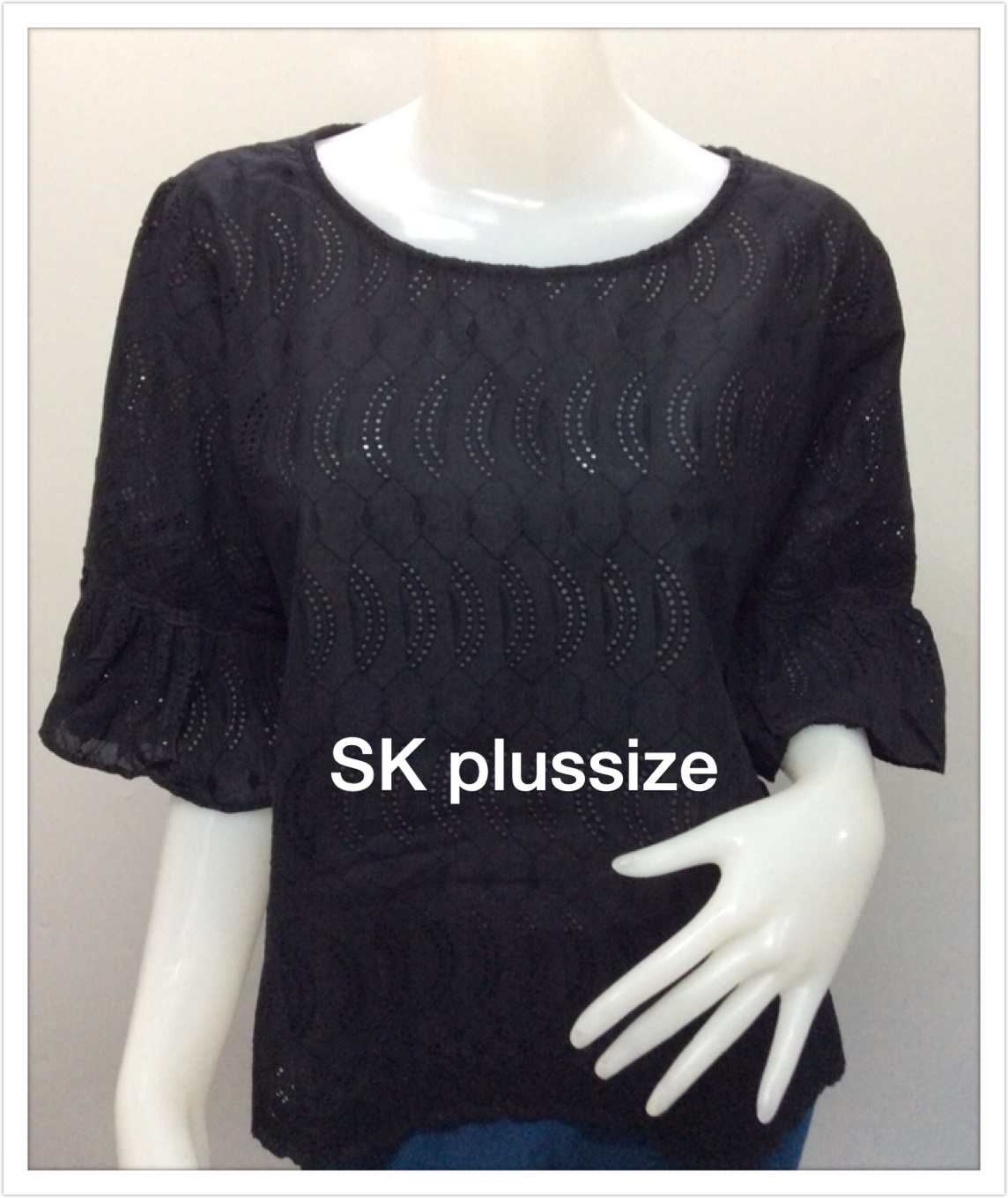 เสื้อคอตตอนฉลุ สีดำ คอปาด แขนต่อระบาย รอบอก 50 นิ้ว