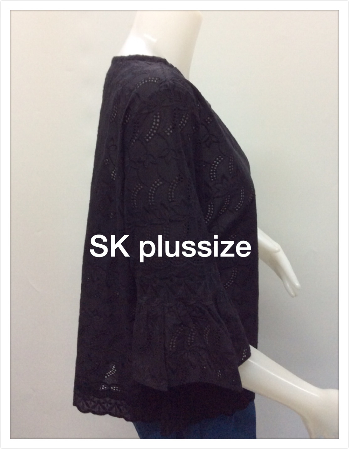เสื้อคอตตอนฉลุ สีดำ คอปาด แขนต่อระบาย รอบอก 44 นิ้ว