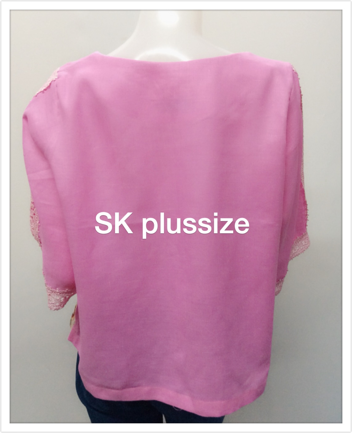 เสื้อลินิน สีชมพู แต่งผ้าแก้วปักฉลุ รอบอก 44 นิ้ว