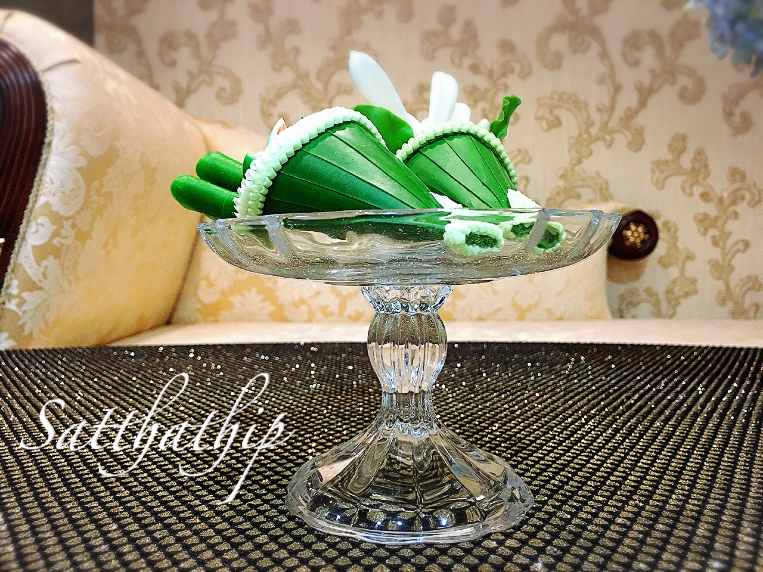 ชุดกรวยเชี่ยนหมากพลู บุหรี่ และดอกไม้ ประดิษฐ์จากดิน บนพานแก้ว - Betel