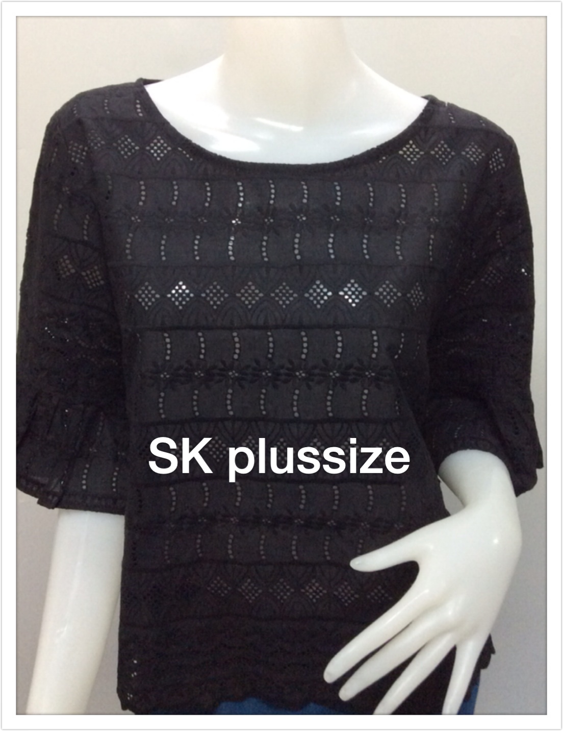 เสื้อคอตตอนฉลุ สีดำ คอปาด แขนต่อระบาย รอบอก 46 นิ้ว