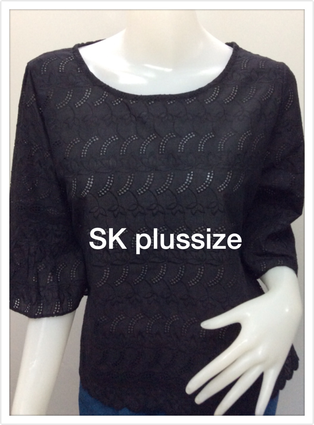 เสื้อคอตตอนฉลุ สีดำ คอปาด แขนต่อระบาย รอบอก 44 นิ้ว