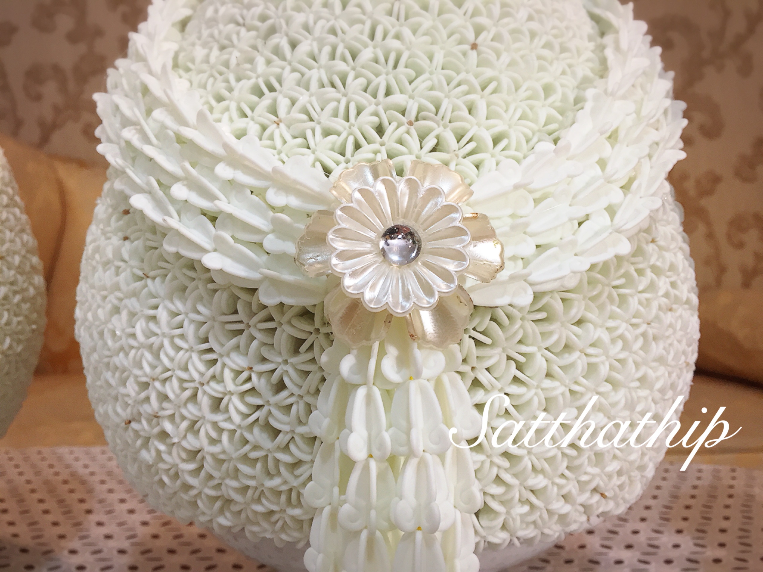 พานพุ่ม - พานพุ่มสักการะ - พานพุ่มดอกรัก - พานพุ่มดอกรักประดิษฐ์ (พลาสติก) - พานพุ่มสีขาว - Panpum