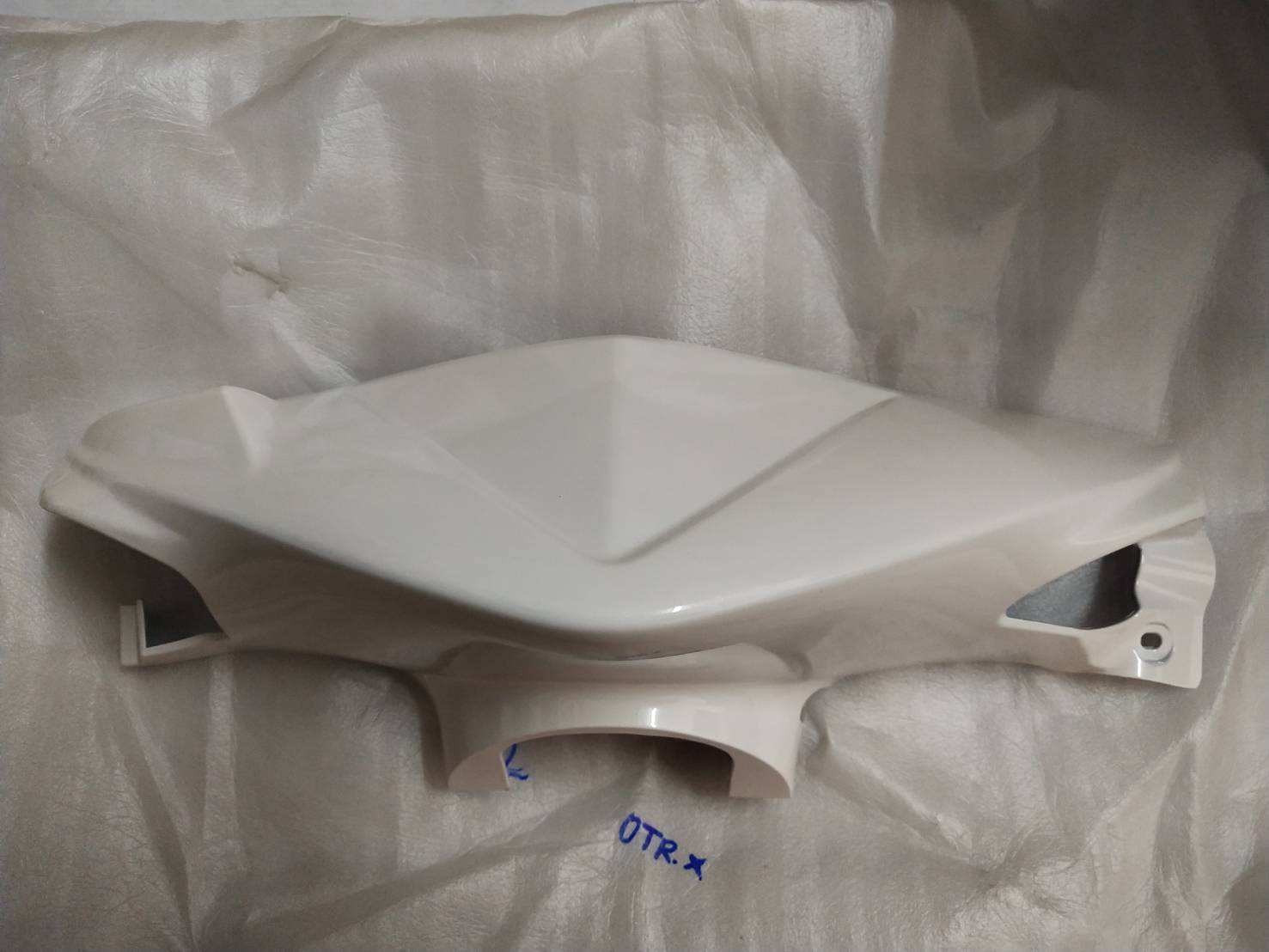 ฝาครอบแฮนด์บนหน้าสีขาว สำหรับรุ่น MIO อะไหล่แท้ YAMAHA 4C9-F6143-00-P8