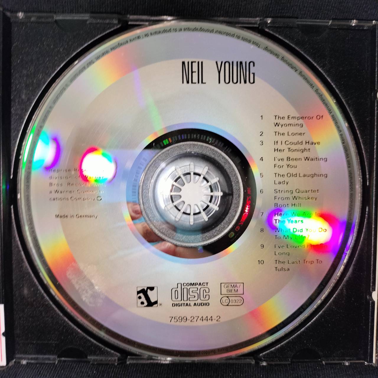 Neil Young – Neil Young / GERMANY / แผ่นด้านสกรีนมีคราบสติ๊กเกอร์ / แผ่นดี