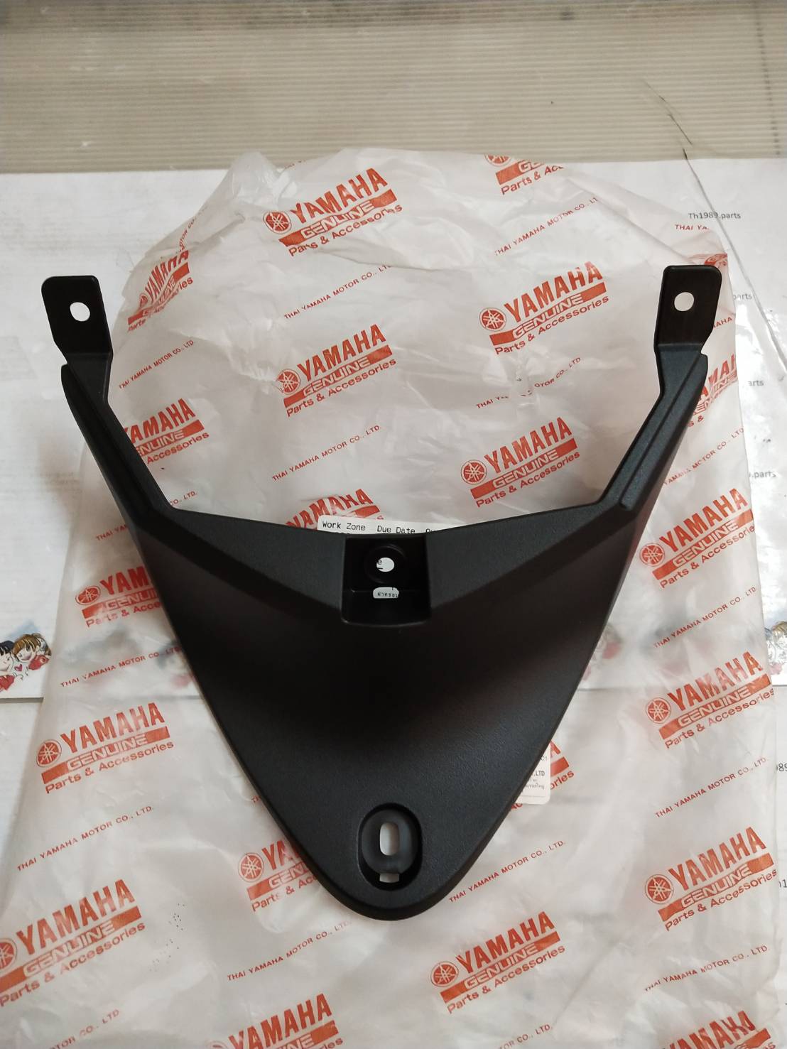 ฝาครอบแผ่นรองพักเท้าสีดำ ฟีโน่หัวฉีด FINO FI , FINO115i อะไหล่แท้ YAMAHA 1YC-F7486-00 รหัสใหม่ 1YC-F7486-01