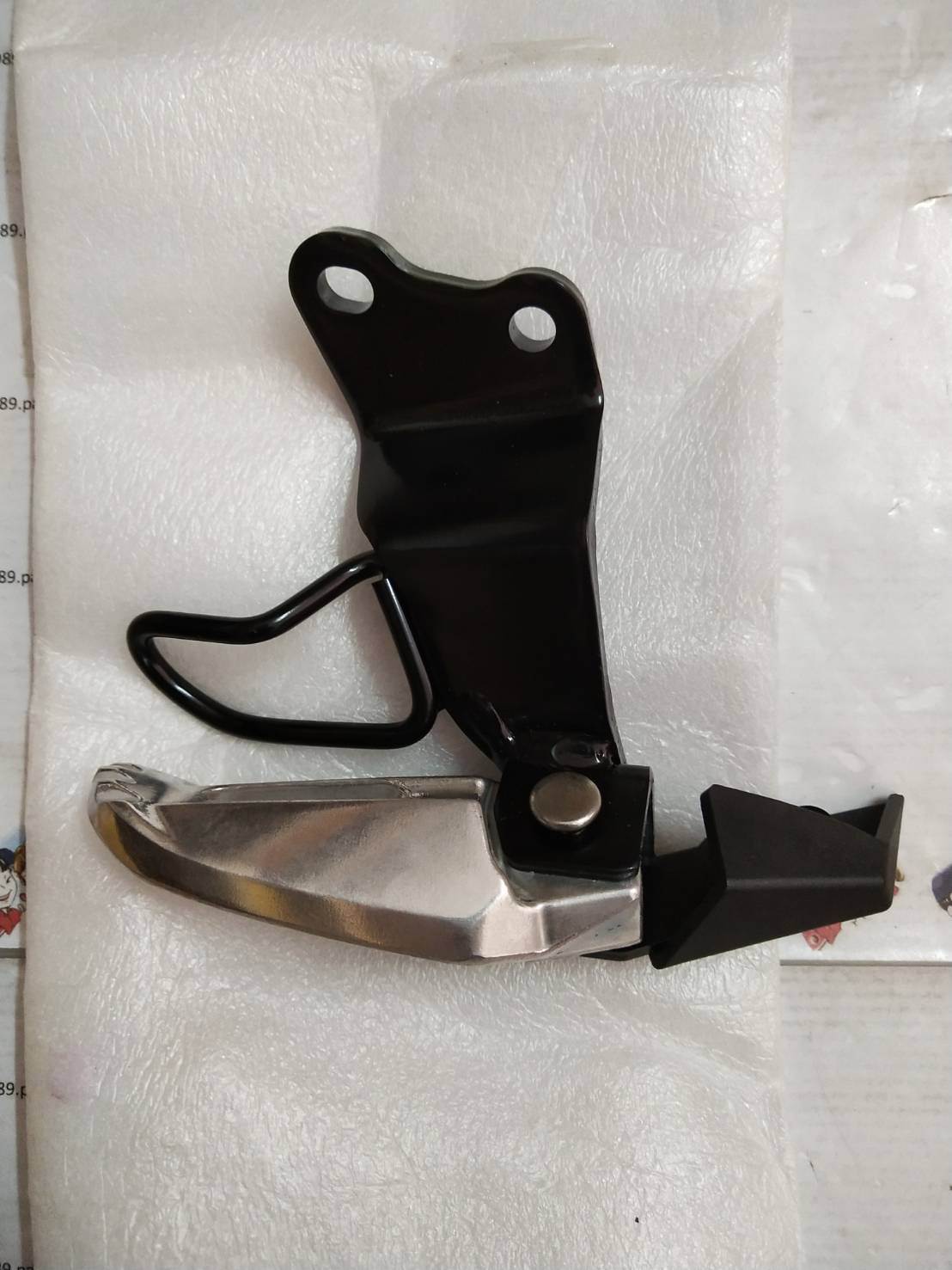 ชุดพักเท้าหลังขวาฟีโน่หัวฉีด FINO FI อะไหล่แท้ YAMAHA 1YC-F7440-00 รหัสทดแทน 1YC-F7440-01