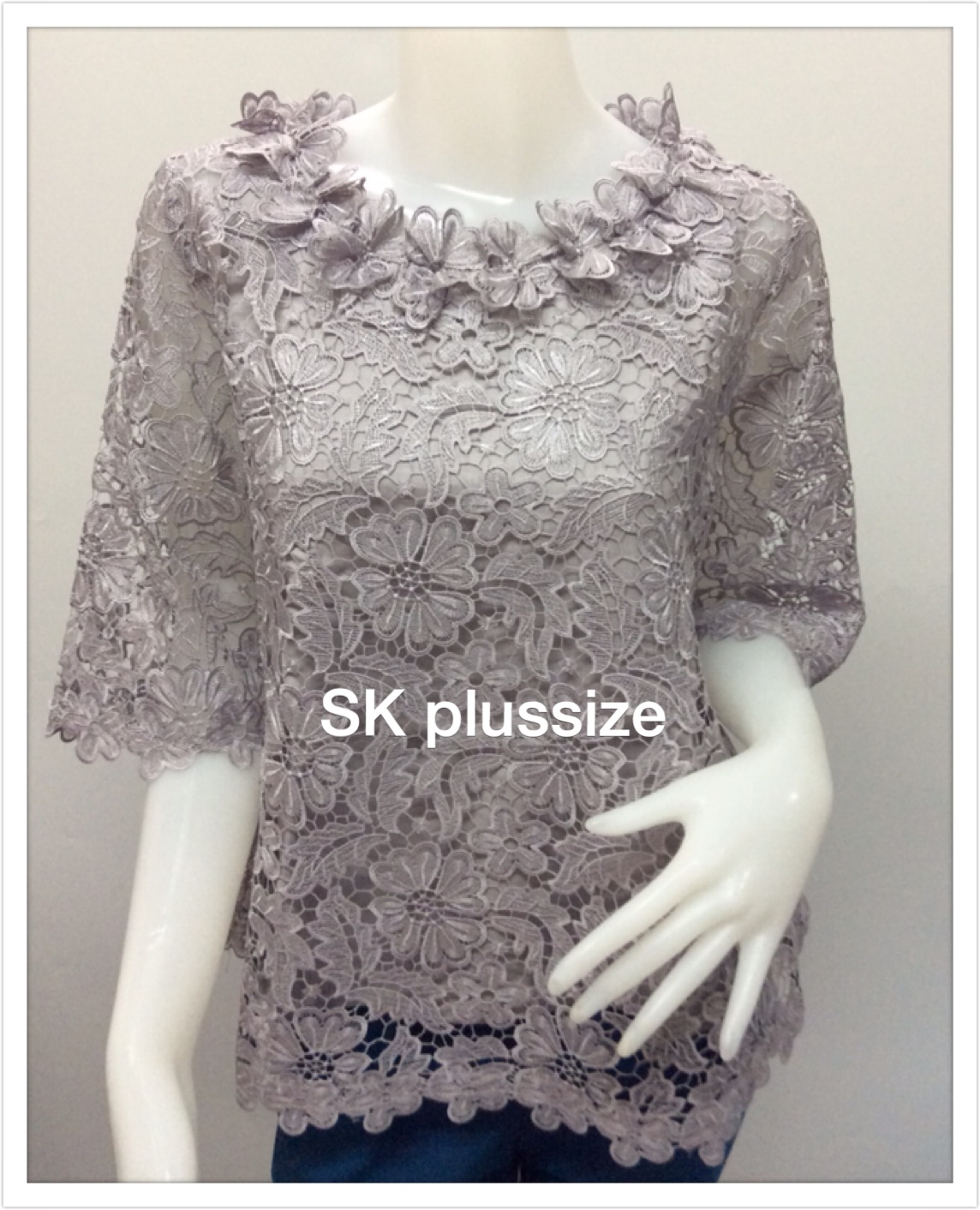 เสื้อลูกไม้เนื้อเงา สีเทา ทรงเอ รอบอก 38 นิ้ว