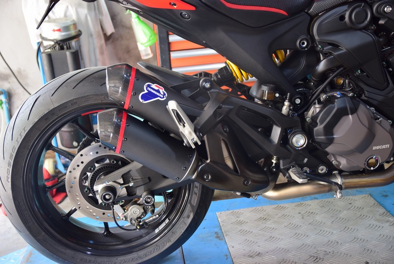 ท่อคู่ Racing termignoni สำหรับ Monster 937 ducati performance ท่อดำปากคาร์บอน พร้อมคอกลาง แทนที่แคต (For Exhibition only)