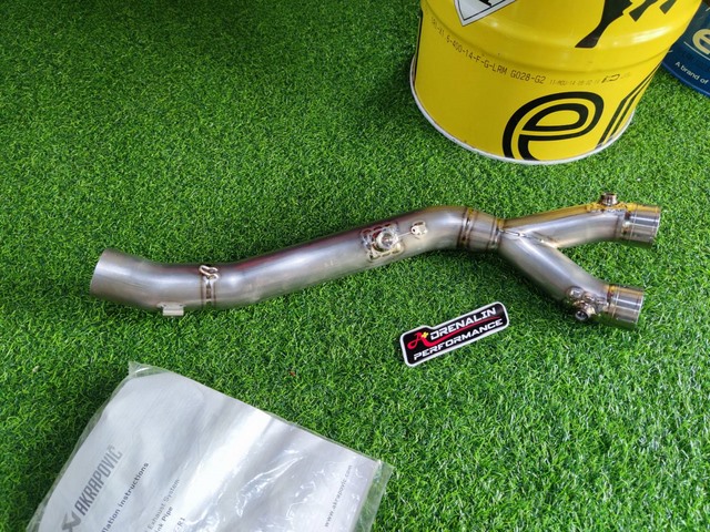 Y-pipe Akrapovic สำหรับ R1 2015+ ปลายคาร์บอน (For Exhibition only)