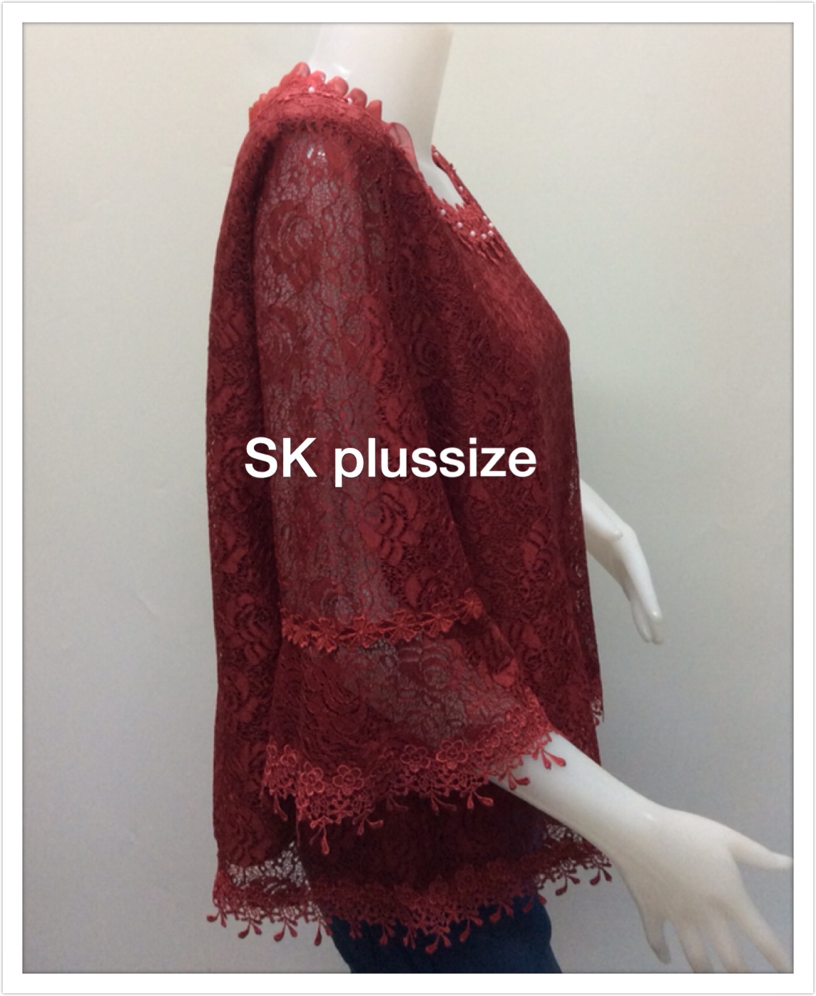 เสื้อลูกไม้ สีแดง คอแต่งผ้าแก้ว รอบอก 44 นิ้ว