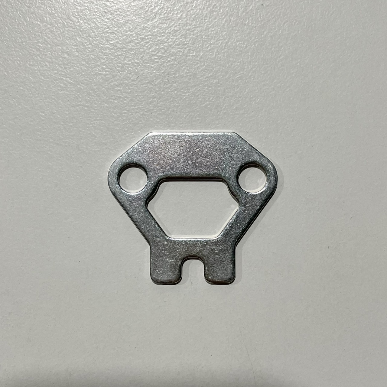 5VV-F4792-00 แผ่นรองชุดล็อคเบาะ MIO , FINO คาร์บู อะไหล่แท้ YAMAHA