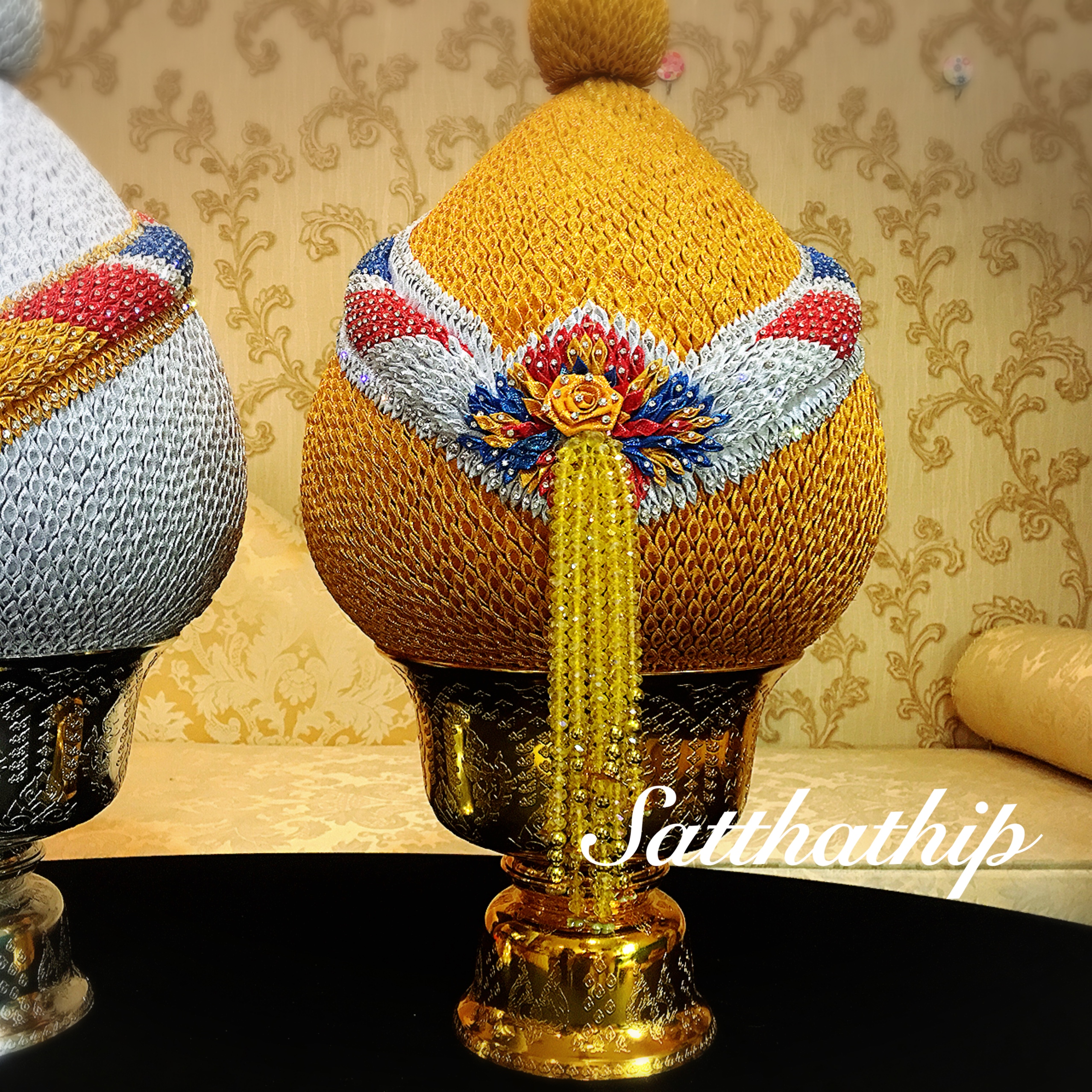 พานพุ่ม - พานพุ่มเงินทอง ประดับเกล็ดผ้าลายธงชาติ - พานพุ่มลายธงชาติ ประดับคริสตัล - Phan bush