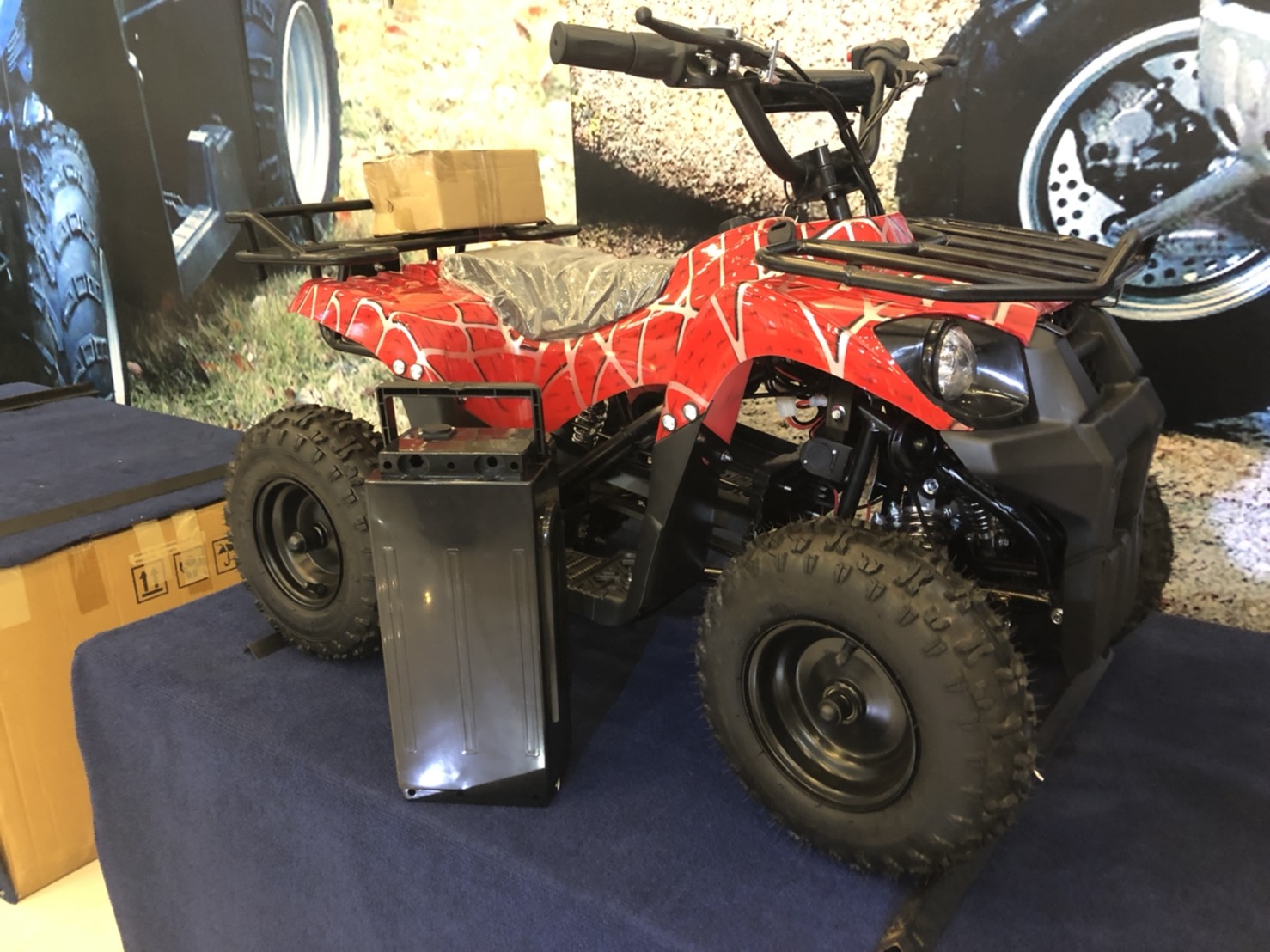 ATV ขับเคลื่อนด้วยระบบมอเตอร์ไฟฟ้า เหมาะสำหรับเด็ก 3 ขวบขึ้นไปเงียบและปรอทภัยแบตชาร์ทกับไฟบ้านได้ ชารท์ไฟ 1 ครั้งอยู่ได้ 2 วันอะไหล่มีเปลี่ยนทุกชิ้น