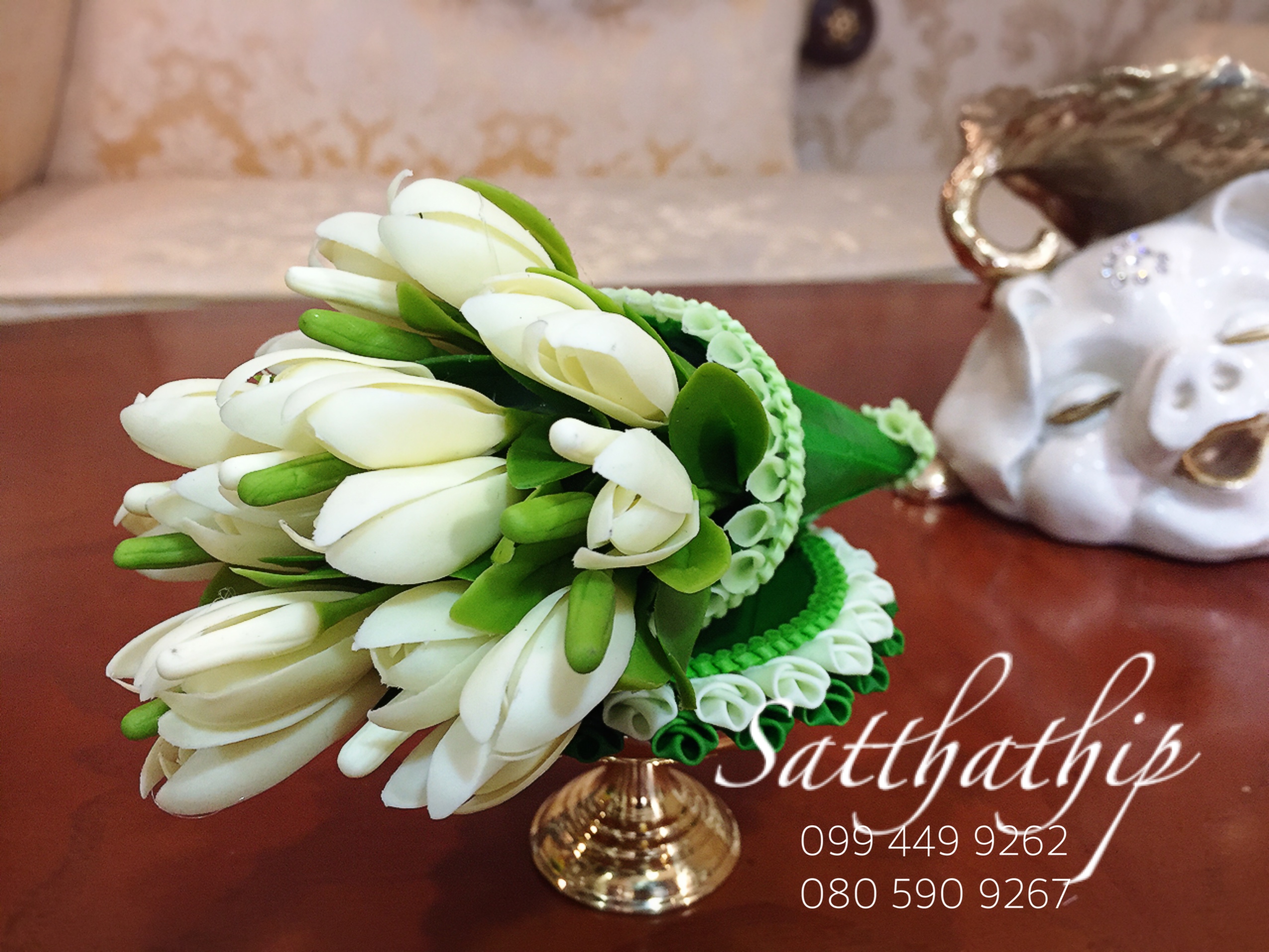 ชุดกรวยดอกจำปี พร้อมถาดใบตอง ประดิษฐ์จากดิน บนพานทองเหลือง - ดอกจำปี - White Champaka