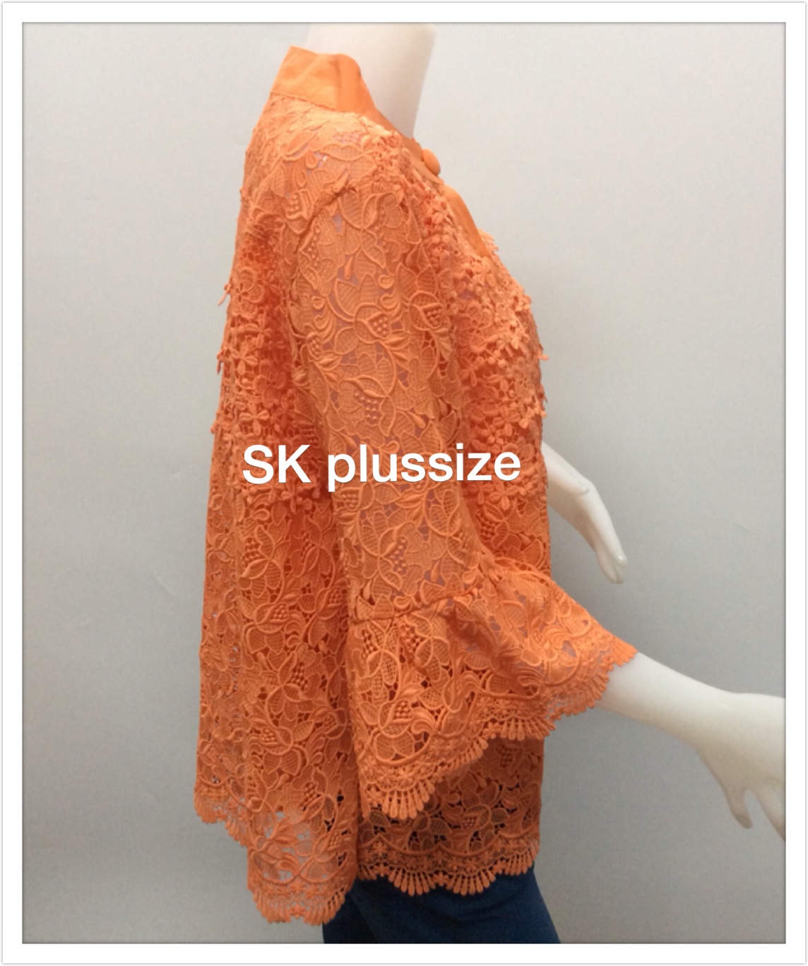 เสื้อลูกไม้ สีส้ม คอตั้ง แขนระบาย รอบอก 46 นิ้ว