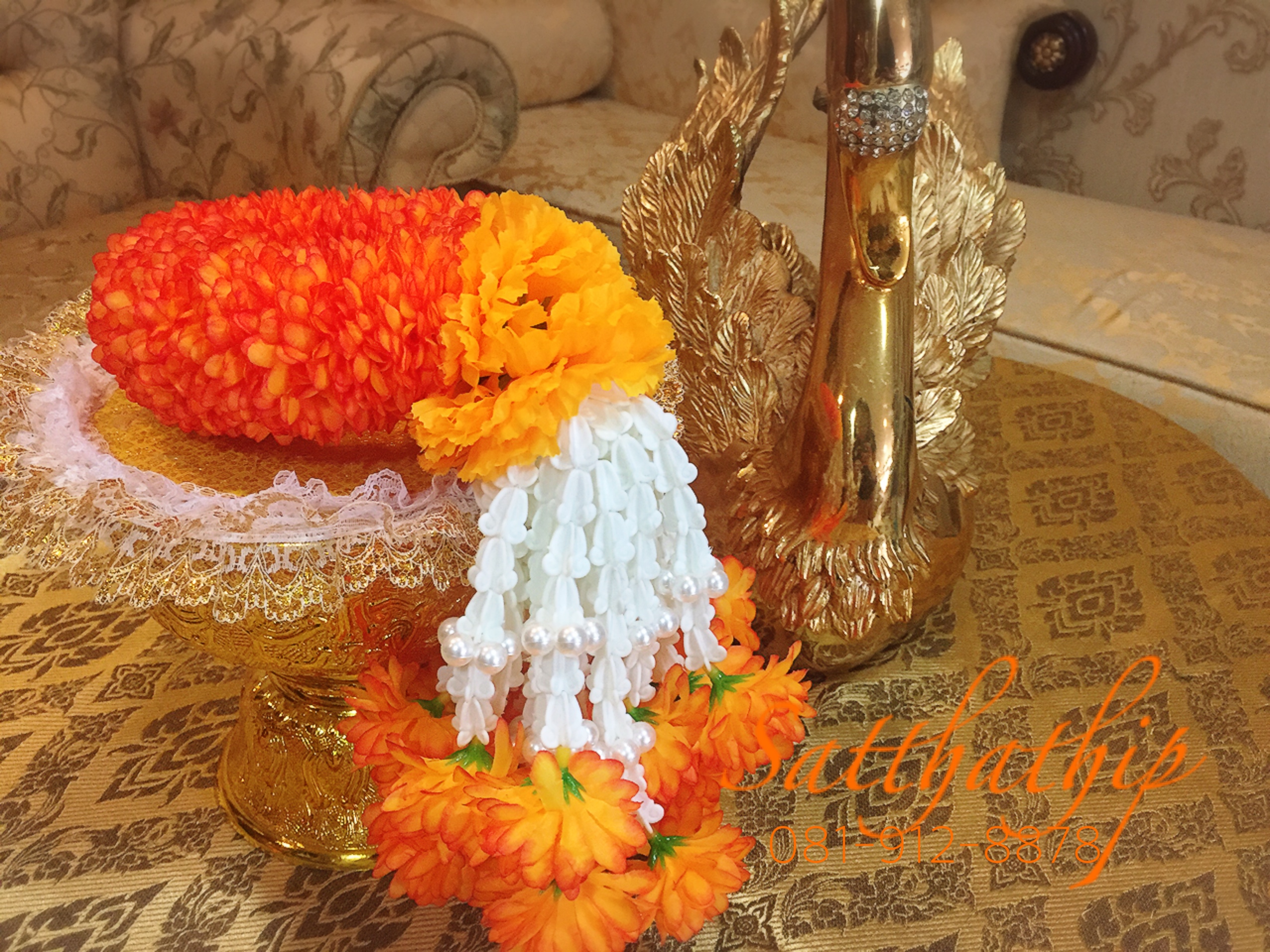 พวงมาลัยผ้า ดอกมัม (ร้อยด้วยกลีบ) สีเหลืองส้ม (เพิ่มลักษณะพิเศษด้วยชายดอกไม้มุกพลาสติก) - พวงมาลัยผ้า - Fabric garland