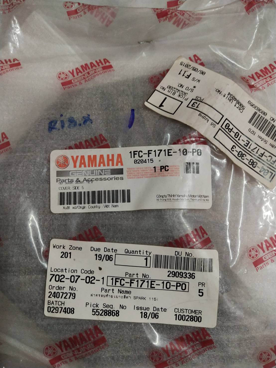 ฝาครอบท้ายเบาะสีดำ SPARK115I ปี2014-2016 ดิสค์เบรค/หัวฉีด อะไหล่แท้ YAMAHA 1FC-F171E-10-P0
