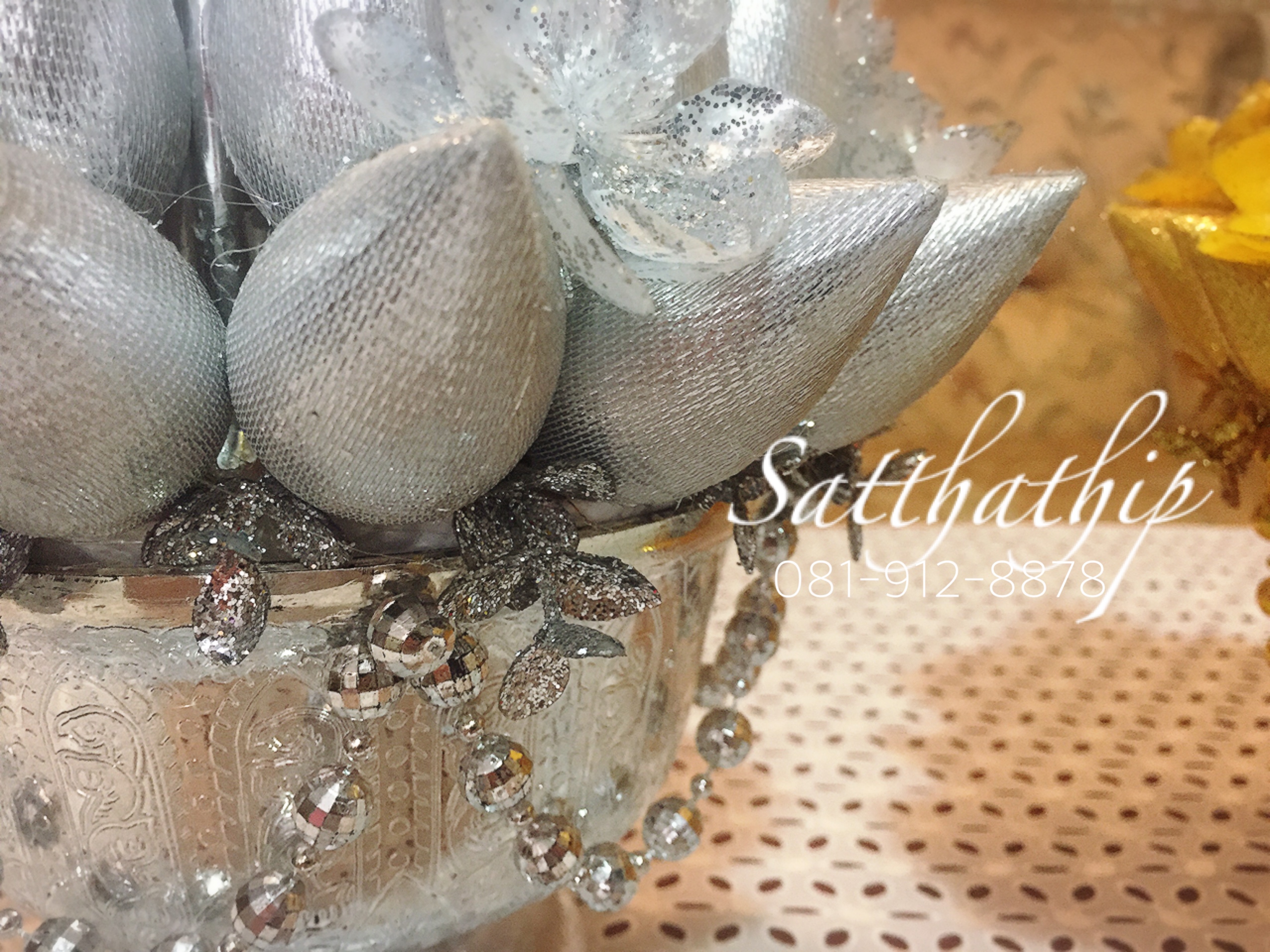 พานพุ่มดอกบัวเงินทอง