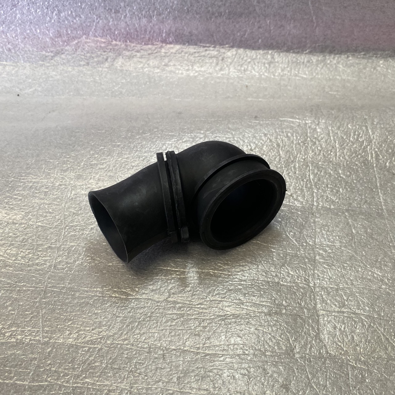 17253-KFM-900 ท่อยางหม้อกรองอากาศ WAVE100'2004 อะไหล่แท้ HONDA