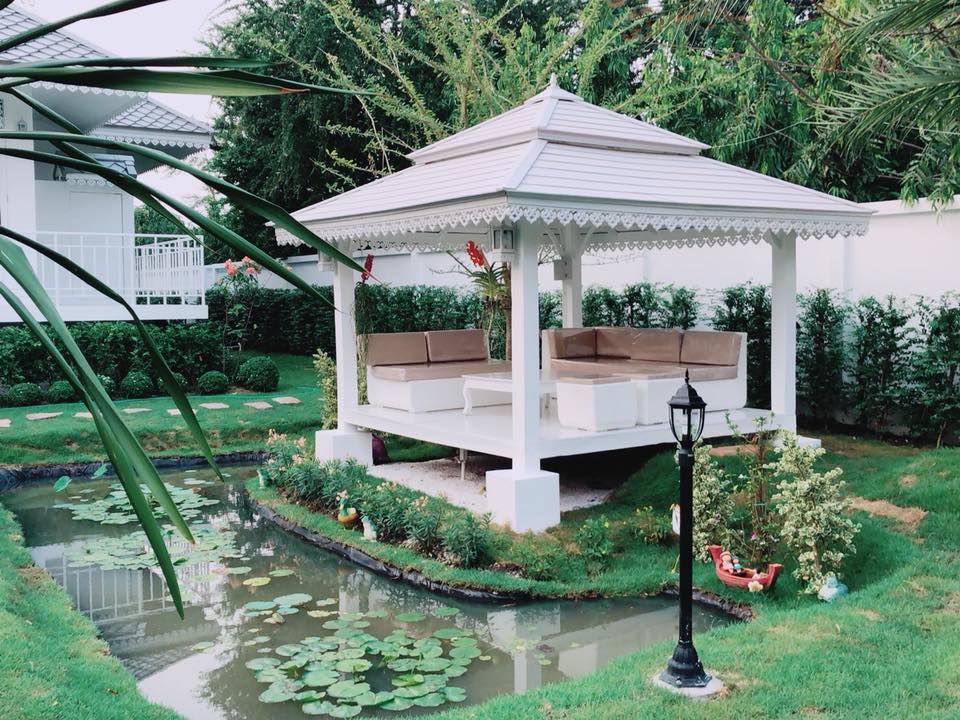 (รหัส DT1-3x3 ขาว)ศาลา ไม้สัก แหย่ง สีขาว เสาเหลี่ยมตรง คาขาว2ชั่้น / ขนาด 3x3x3 เมตร.