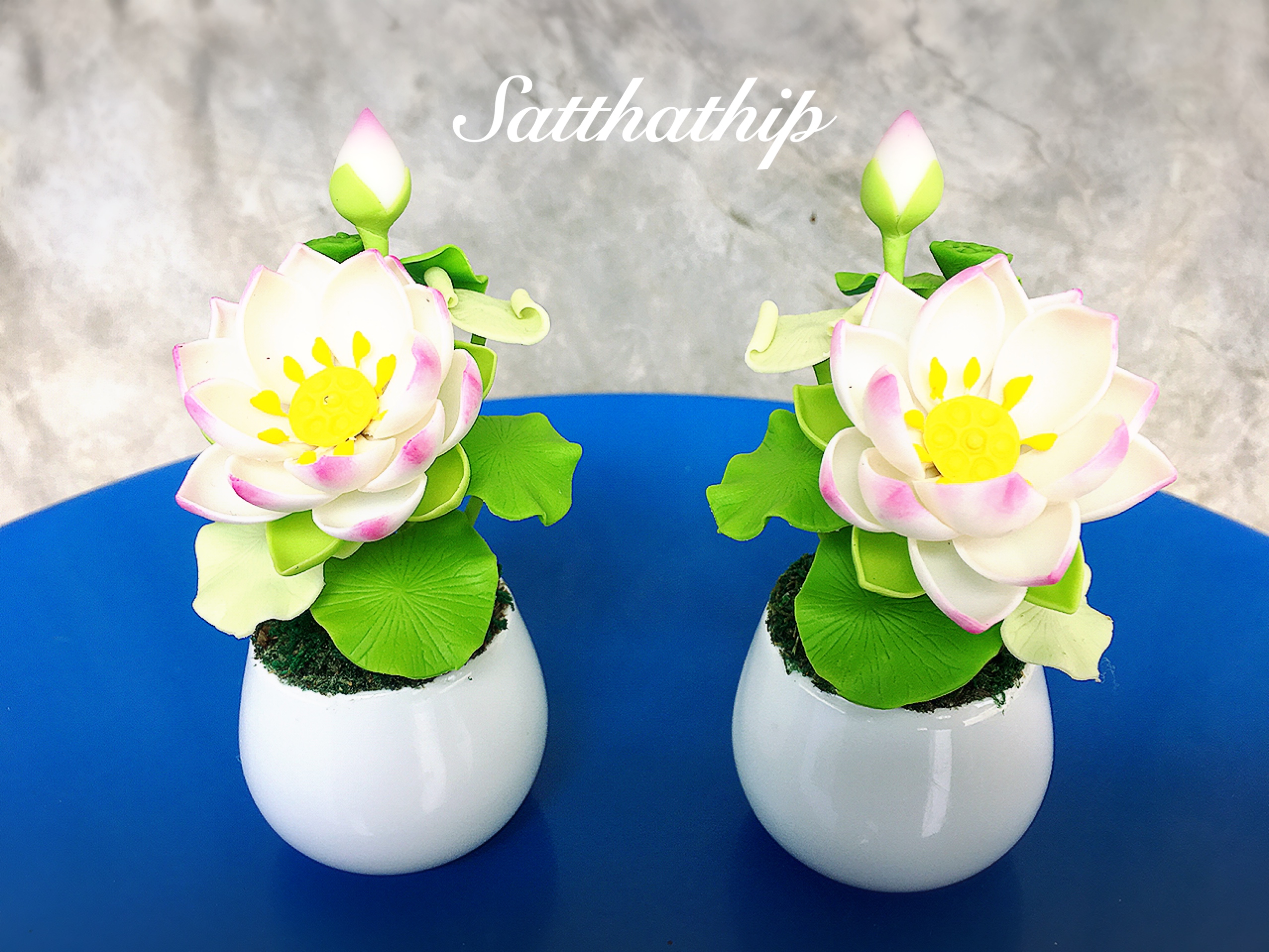 แจกันดอกบัว - ดอกบัวประดิษฐ์ - แจกันดอกบัวหลวงสีขาวอมชมพู (ข้างละ 1 ดอก) ประดิษฐ์จากดิน - แจกันดอกบัวประดิษฐ์ - Lotus Flower