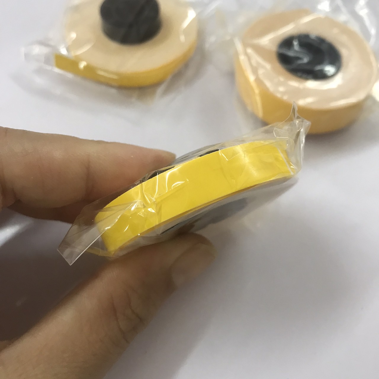 LABEL TAPE ลาเบลสติ๊กเกอร์ (เหลือง-ขาว) กว้าง 6 มม. ยาว 8 เมตร สำหรับเครื่องพิมพ์ปลอกสายไฟ L-MARK LK320