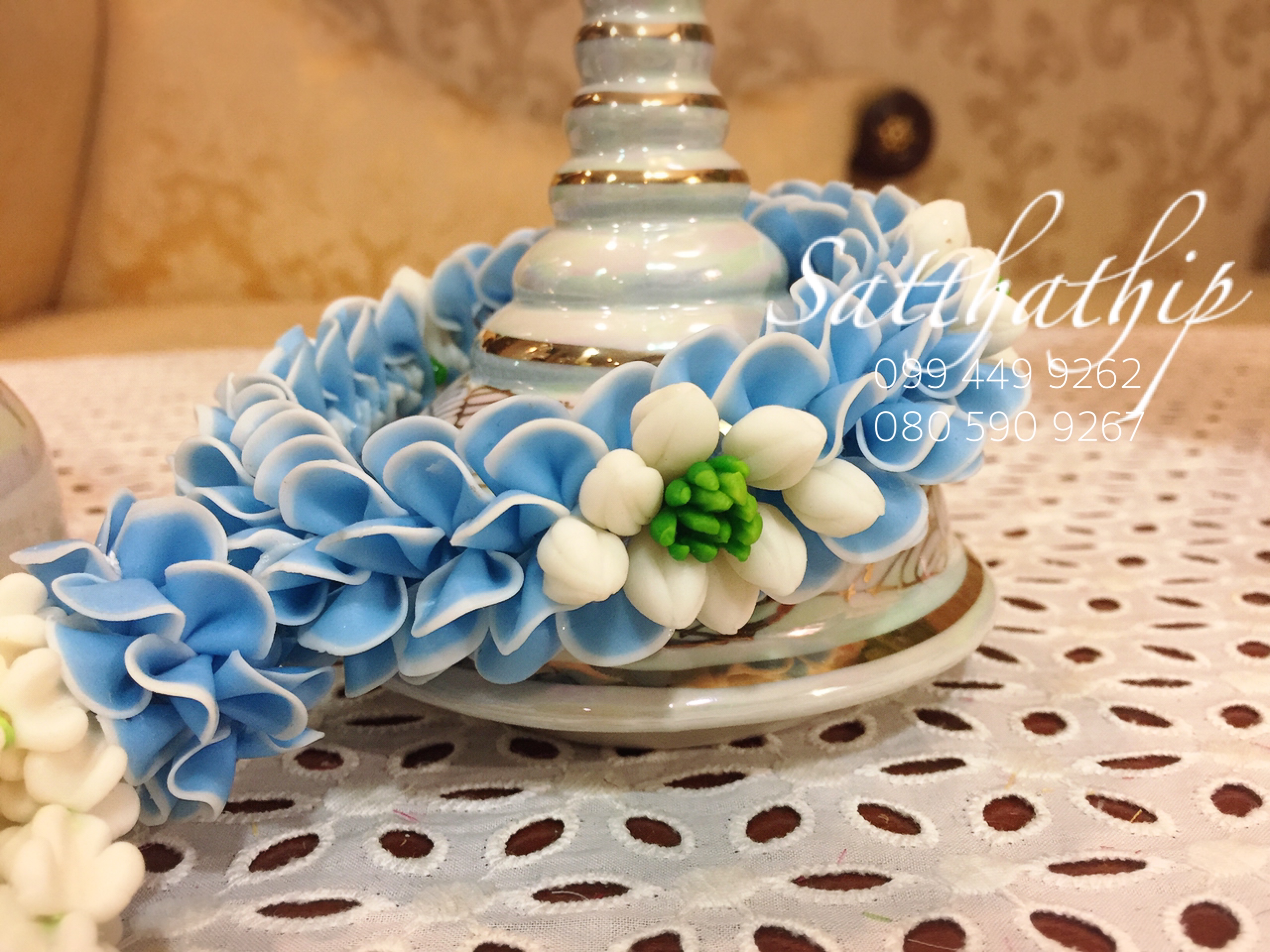 โกศอัฐิเซรามิก เคลือบมุก พร้อมพวงมาลัยประดิษฐ์จากดิน