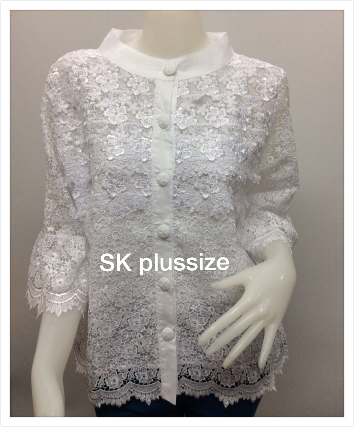 เสื้อลูกไม้ สีขาว คอตั้ง แขนระบาย รอบอก 44 นิ้ว