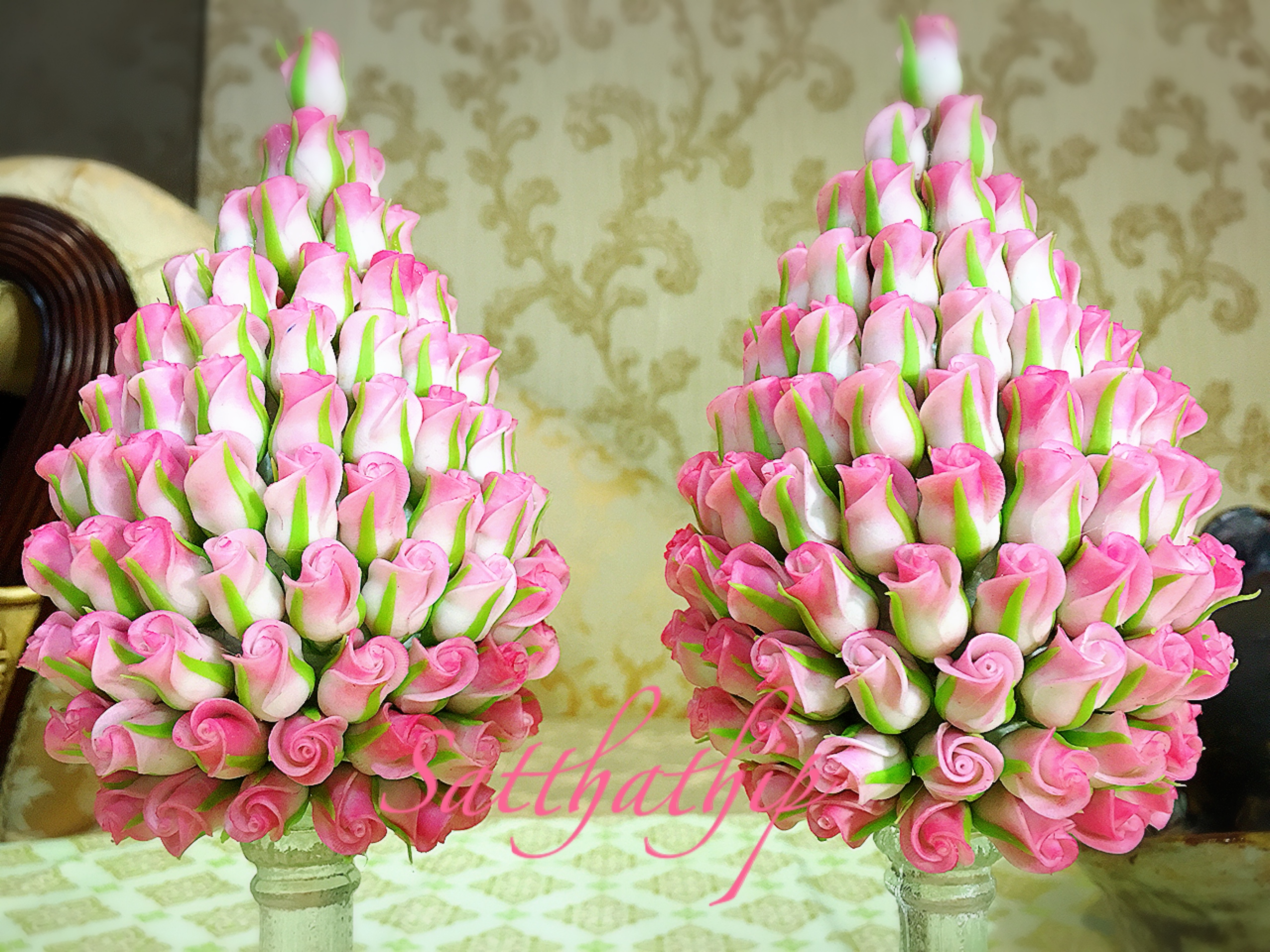 พานพุ่มดอกกุกลาบ (สีขาวอมชมพู) ประดิษฐ์จากดิน - Phan bush